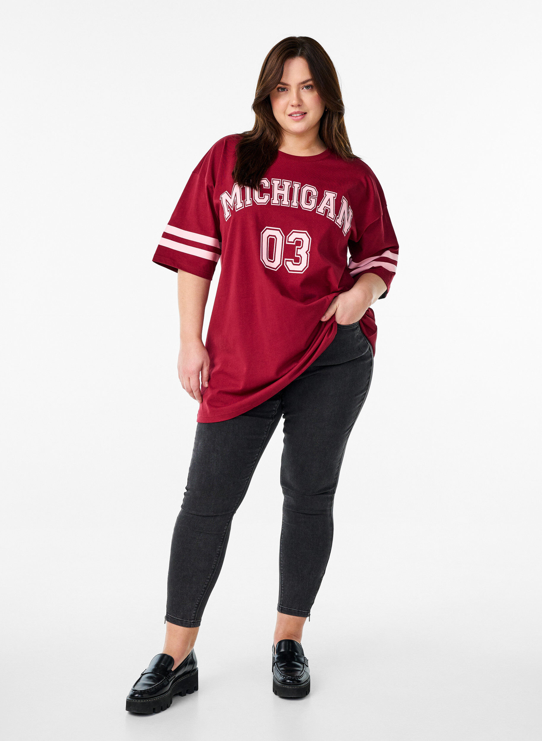 Zizzi Sportief oversized college T-shirt, Rood, Model image number 1