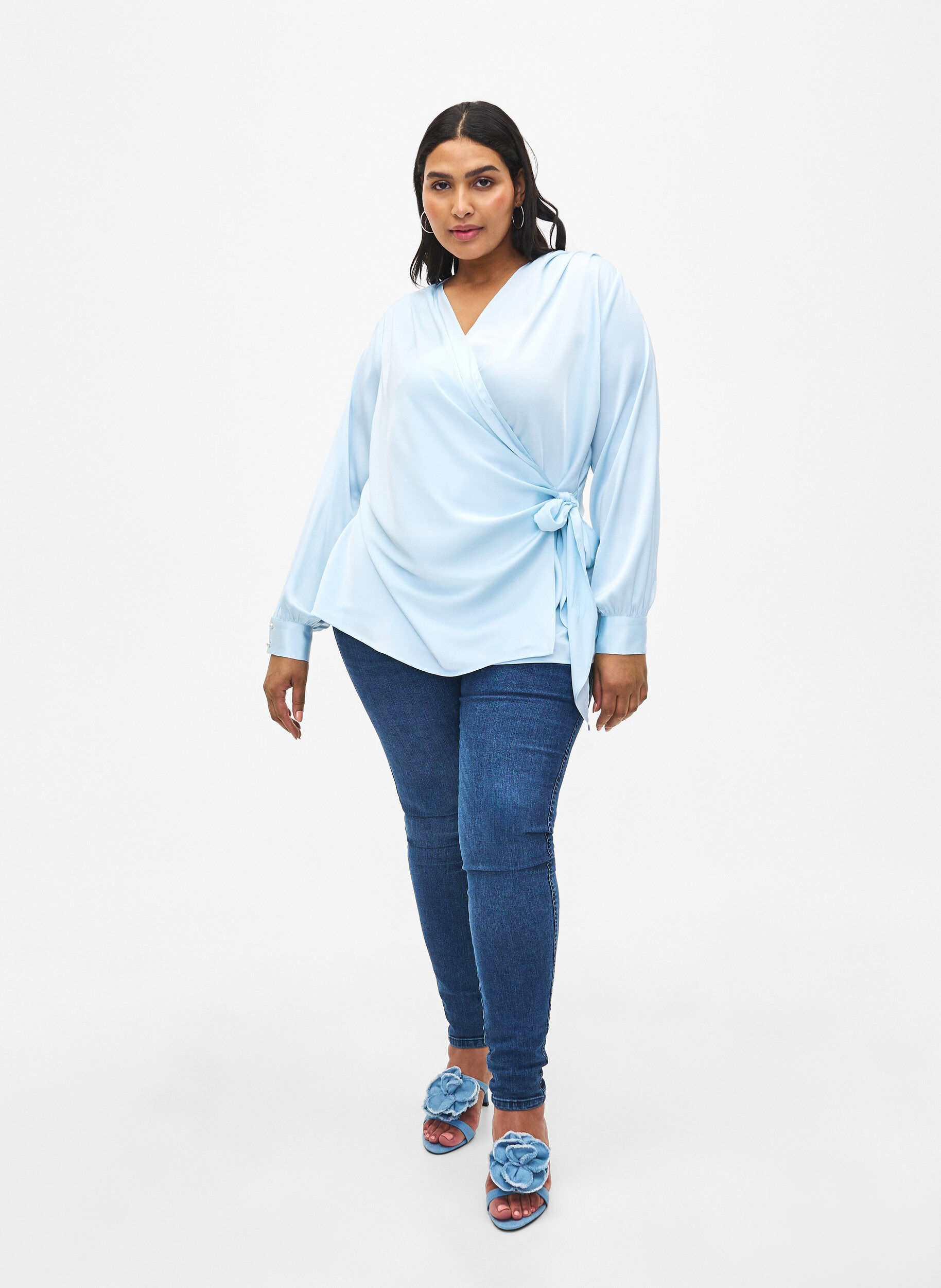 Zizzi Feestelijke blouse van satijn met overslag, Delicate Blue, Model image number 2