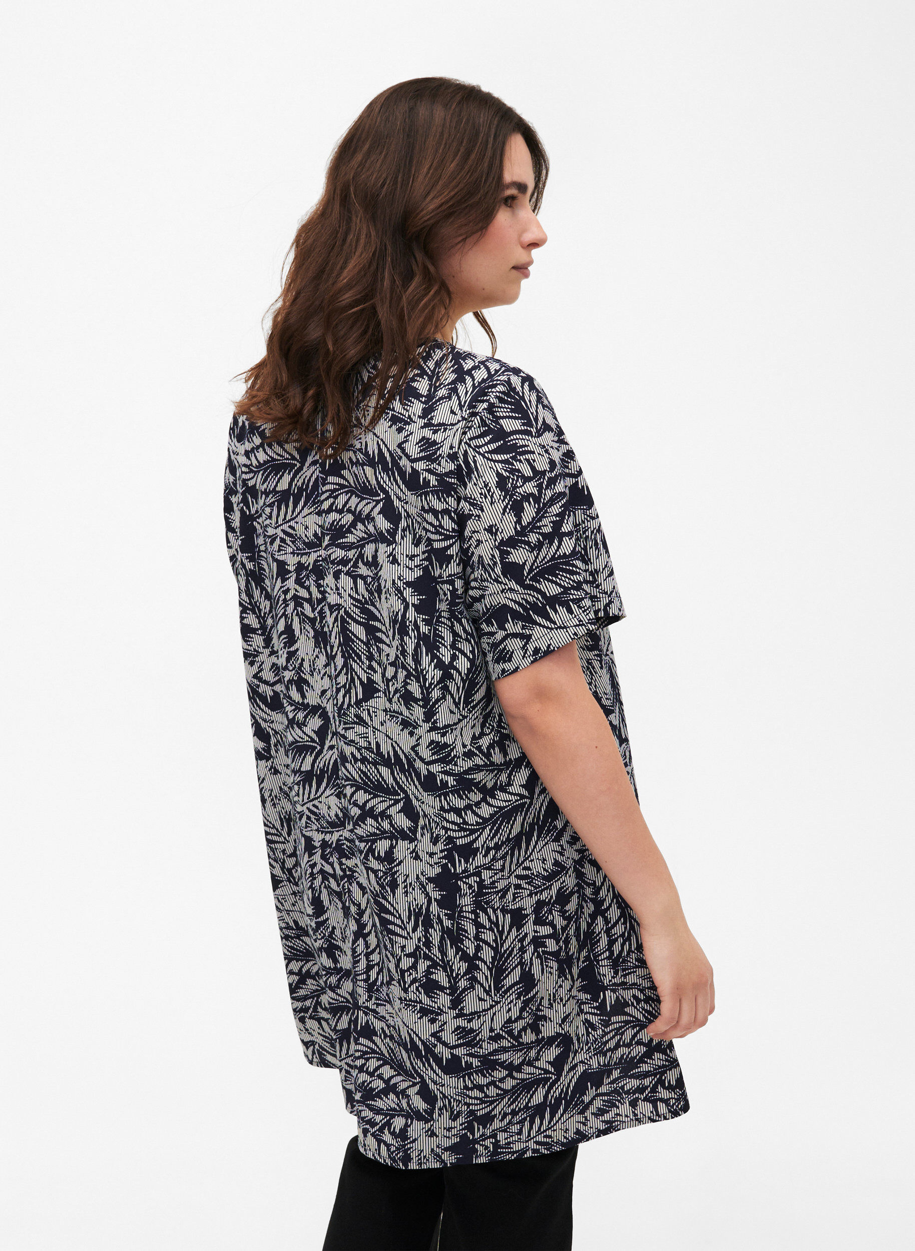 Zizzi FLASH - Tuniek met v-hals en print, Off White Blue Leaf, Model image number 1