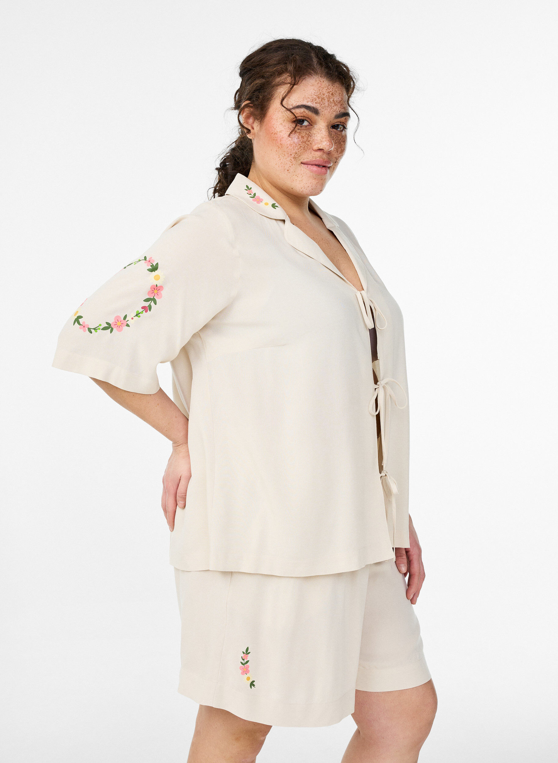 Zizzi Losse pyjamashorts in viscose met een high waist, Beige, Model image number 0