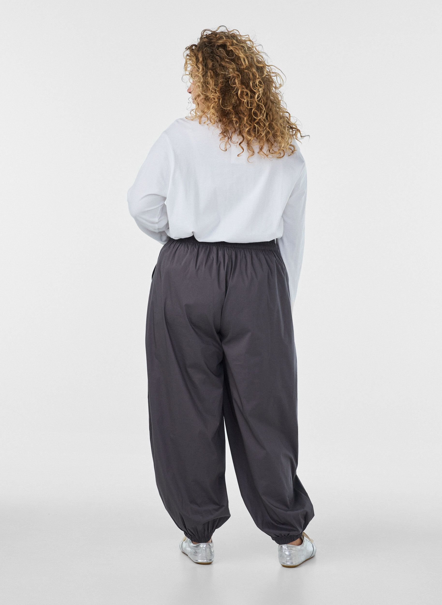 ZizziBallonbroek met zakken en een elastische tailleband, Grijs, Model image number 1
