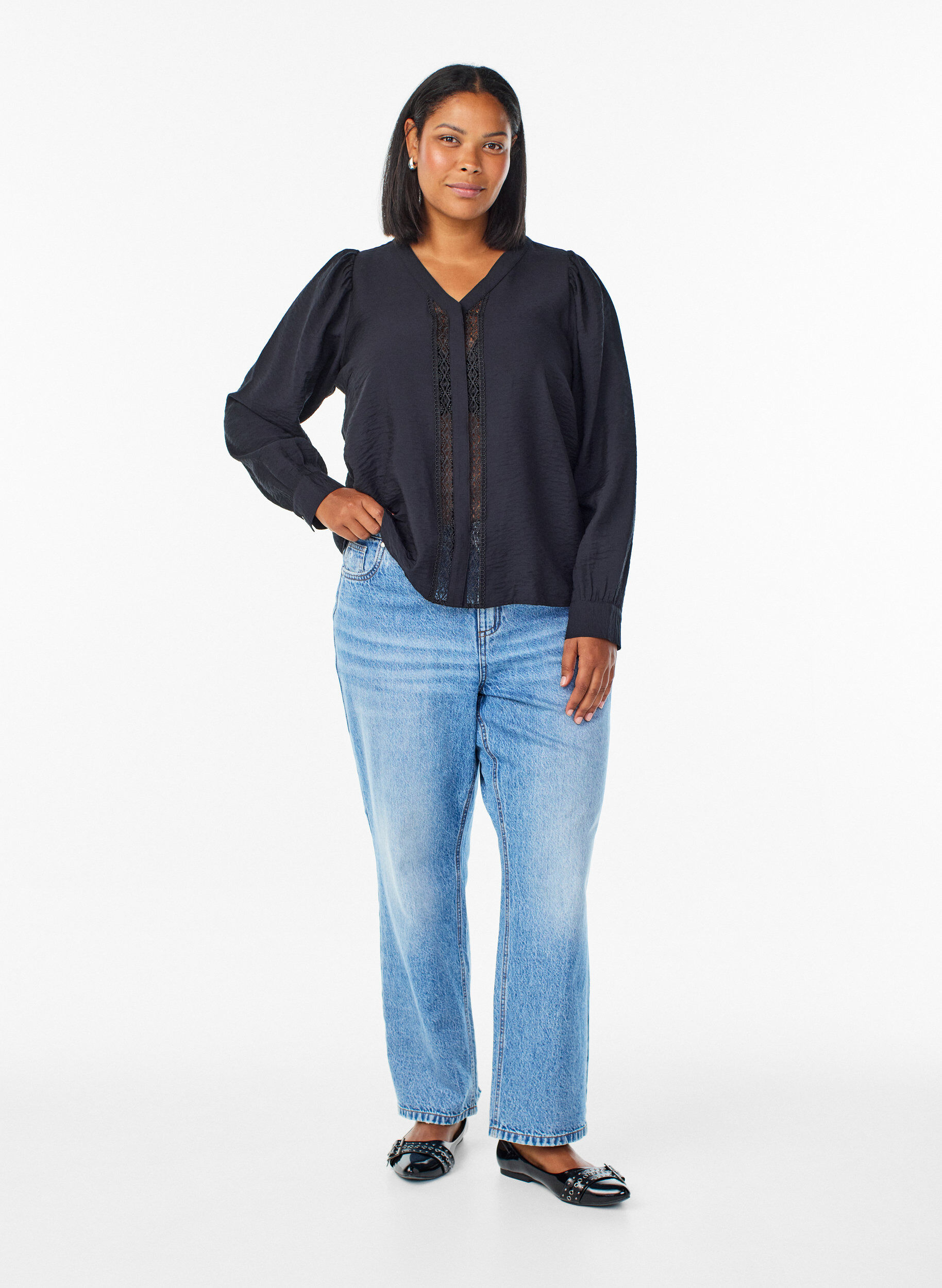 Zizzi Blouse met V-hals en geborduurde banden, Zwart, Model image number 1