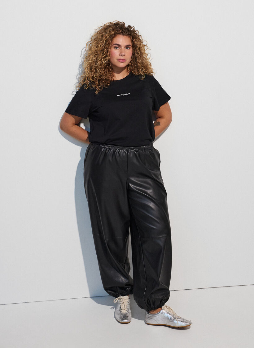 Katoenen T-shirt met tekstbadge, Zwart, Model image number 1
