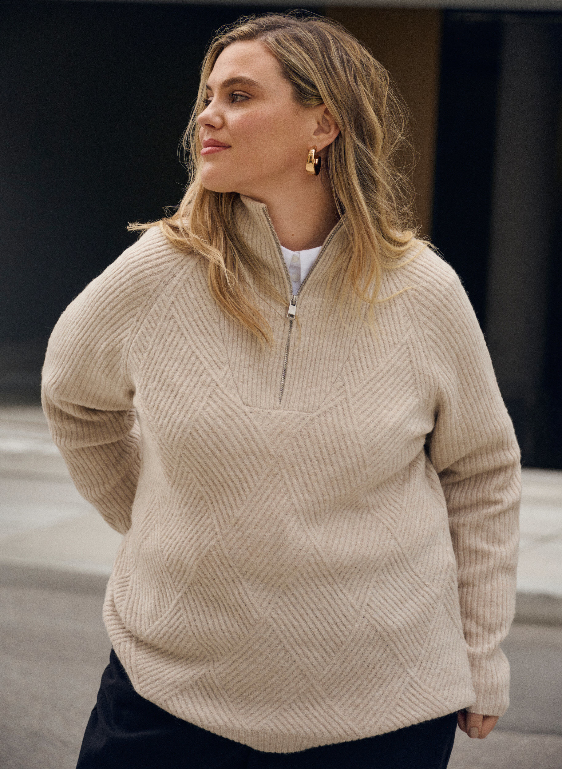 Zizzi Gebreide trui met een hoge col en harlekijnpatroon, Beige, Image image number 0