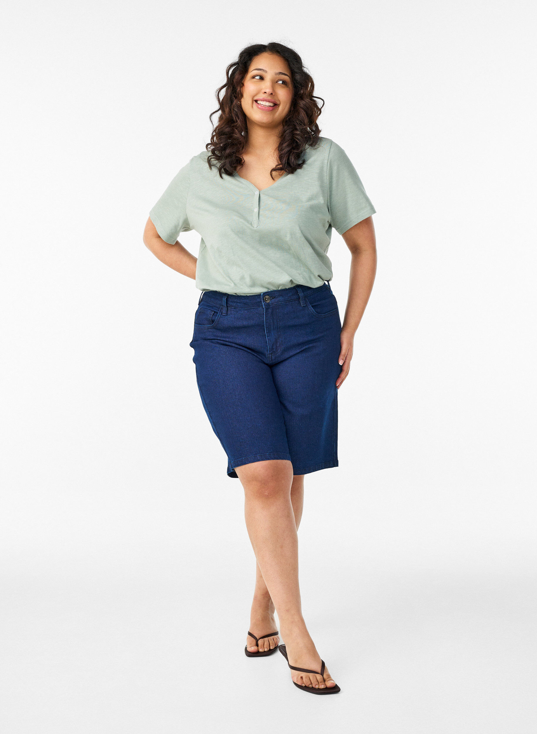 Zizzi T-shirt met knoopdetail, Groen, Model image number 1