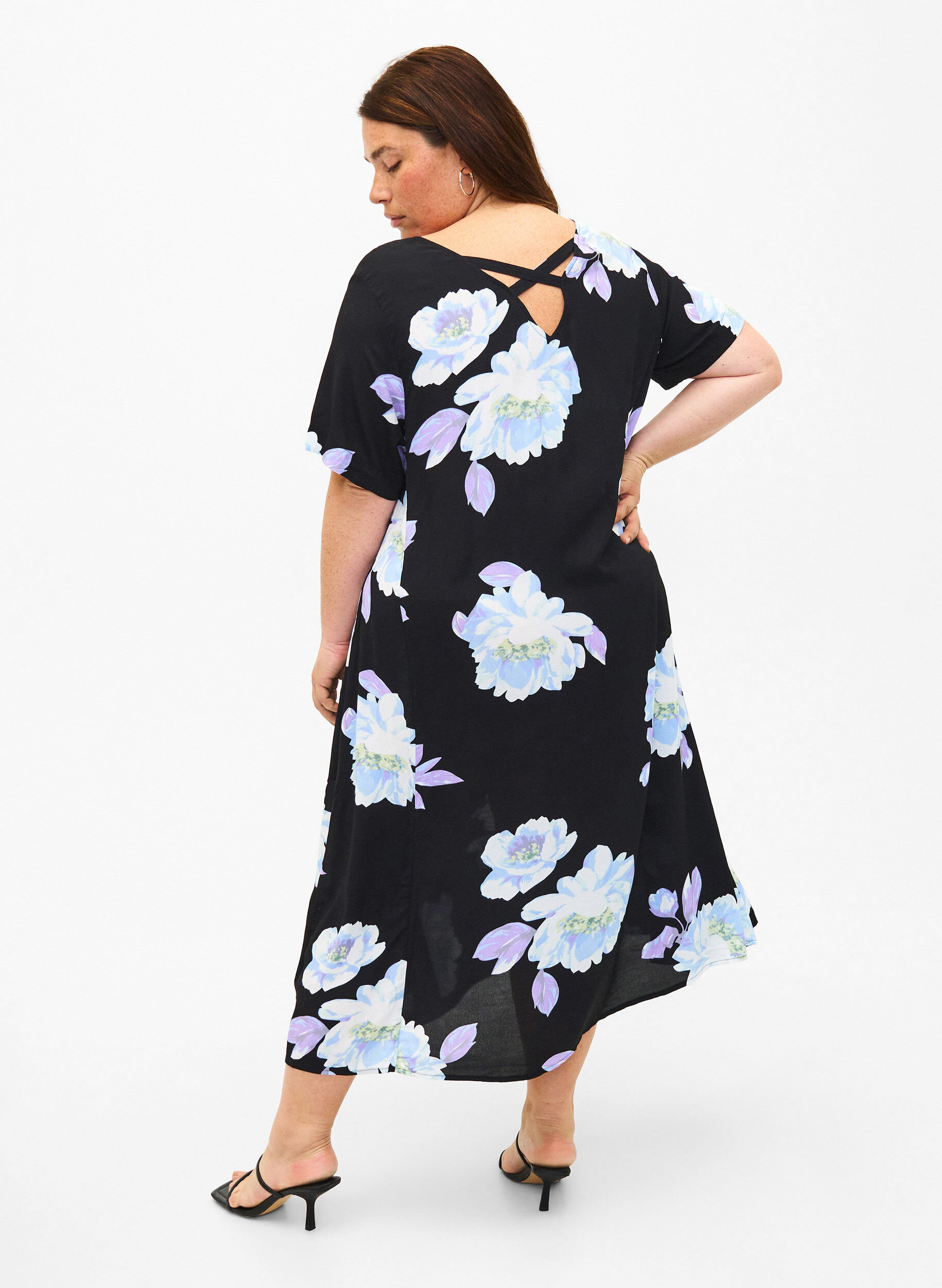 Zizzi Jurk in viscose met bloemenprint en korte mouwen, Black Big Flower AOP, Model image number 1