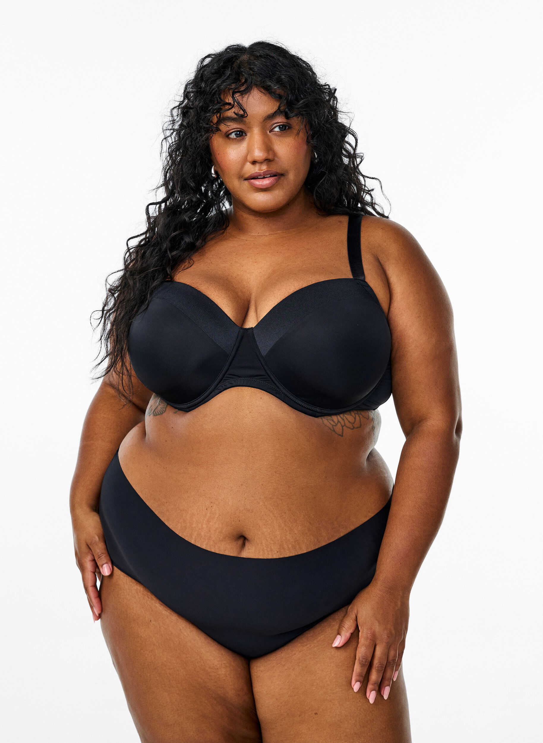 Zizzi Voorgevormde bh in microvezel met satijndetail, Zwart, Model image number 1