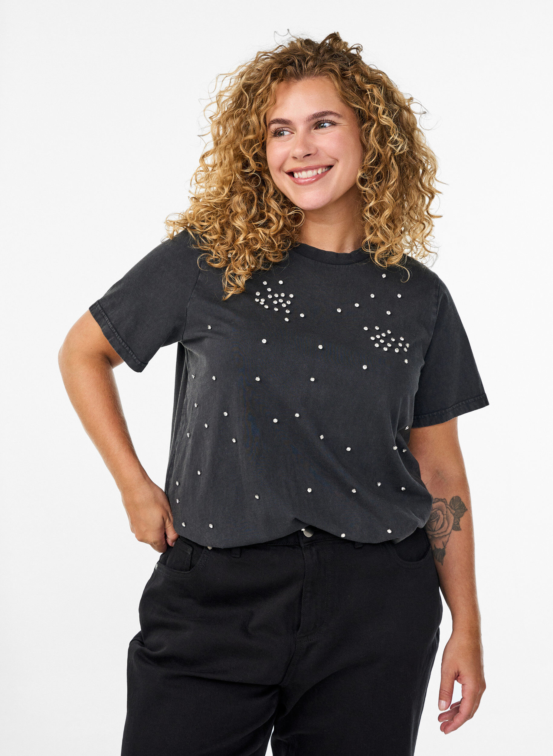 Dit T-shirt met een gewassen look en rhinestones, Grijs, Model