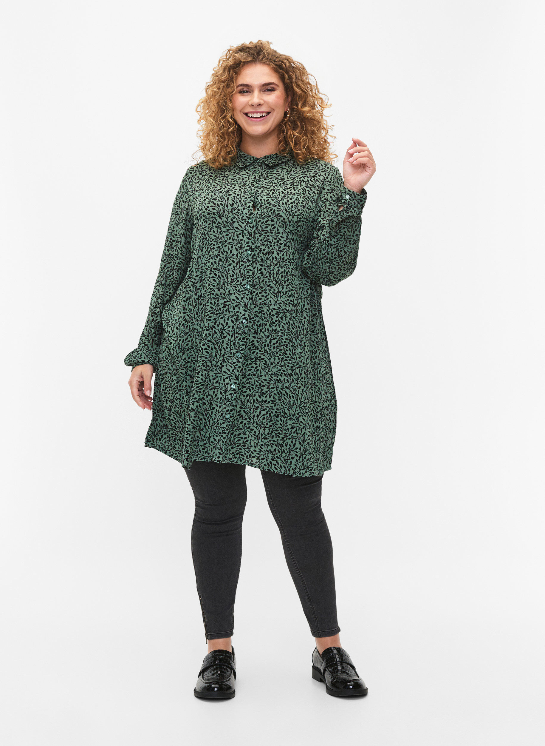 Zizzi Lang viscose shirt met print, Green AOP, Model image number 2