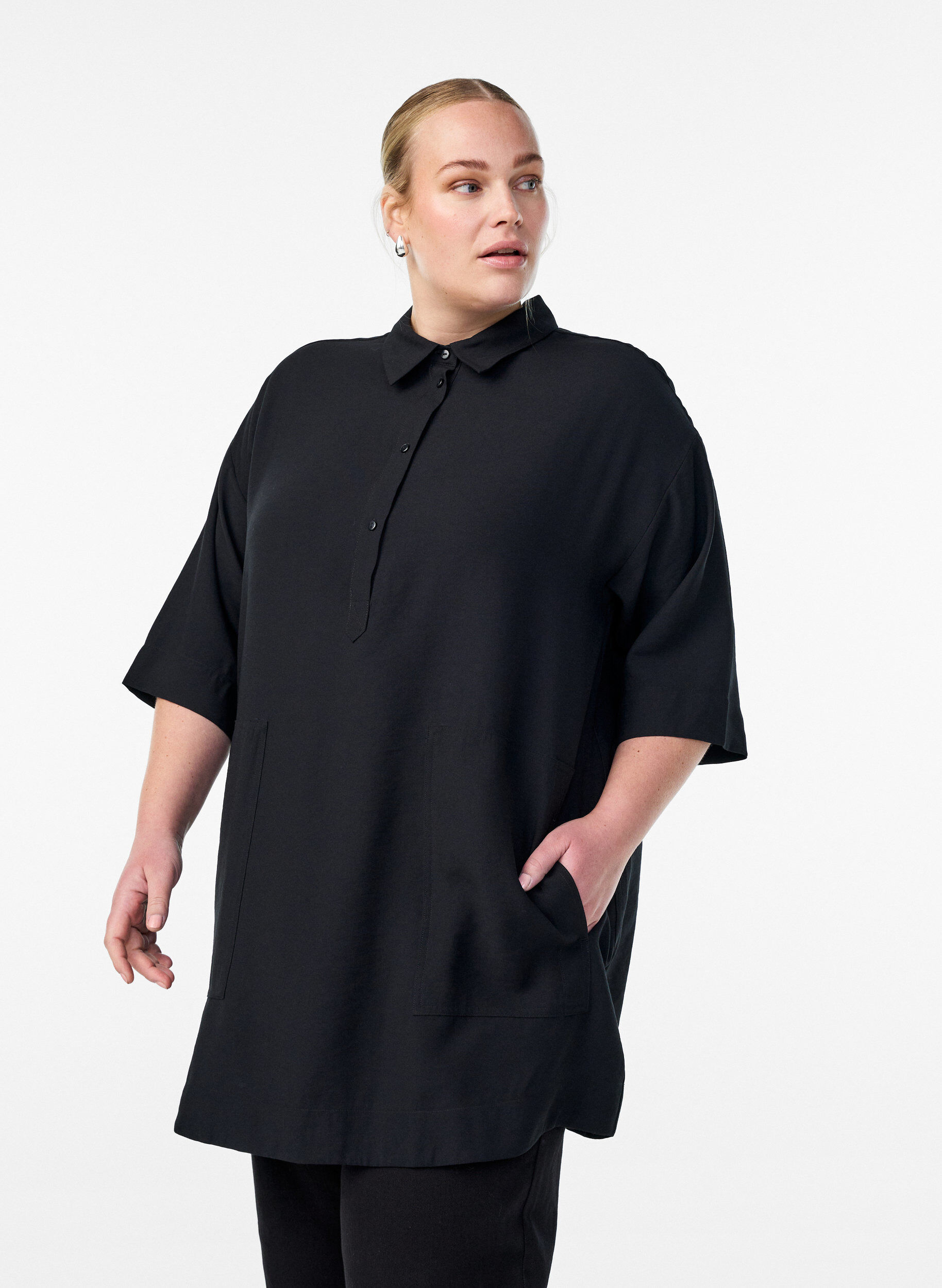Tunic in viscose met zakken en kraag, Zwart, Model