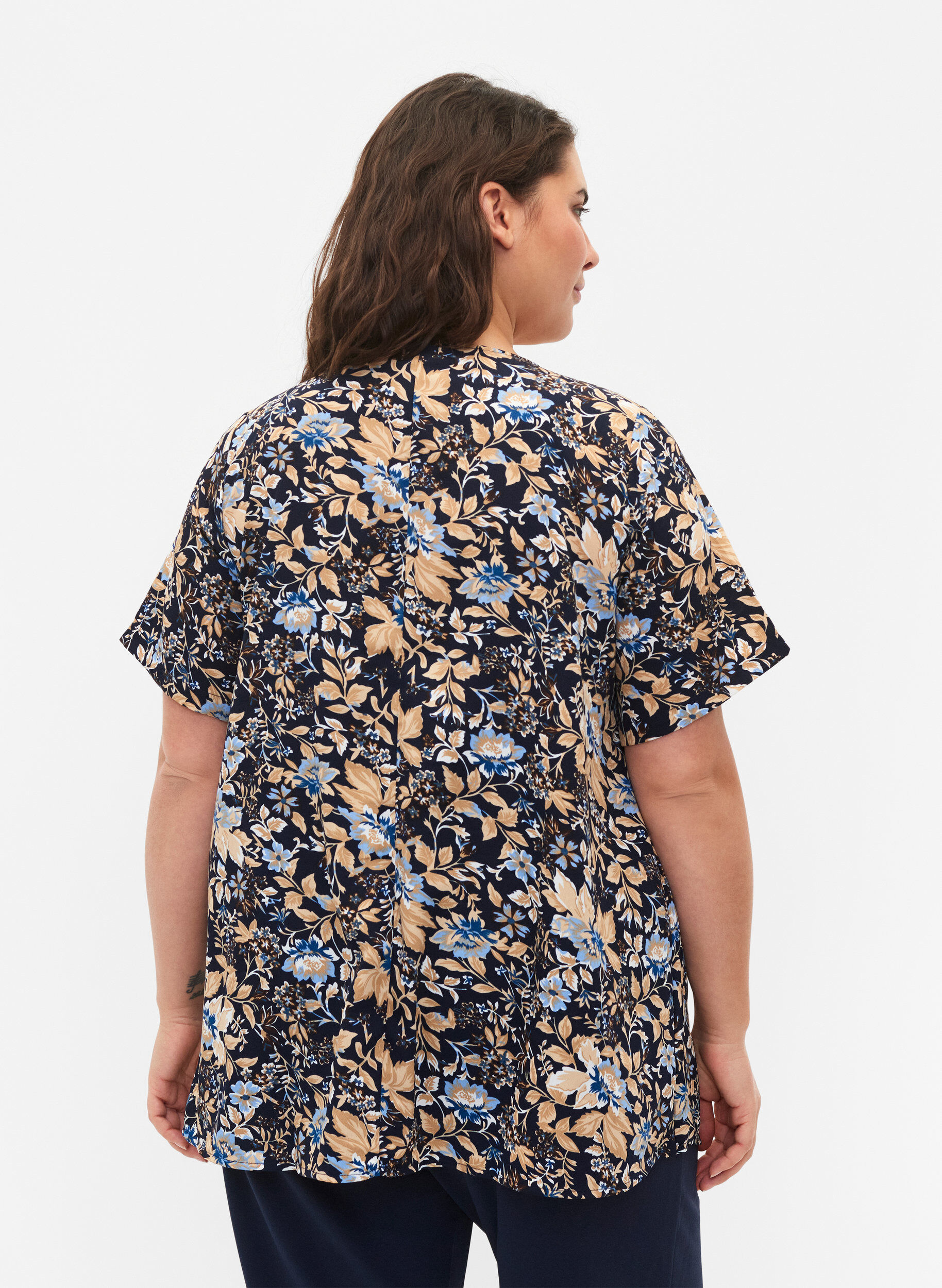 Zizzi 	 FLASH - Blouse met korte mouwen en print, Brown Blue Flower, Model image number 1