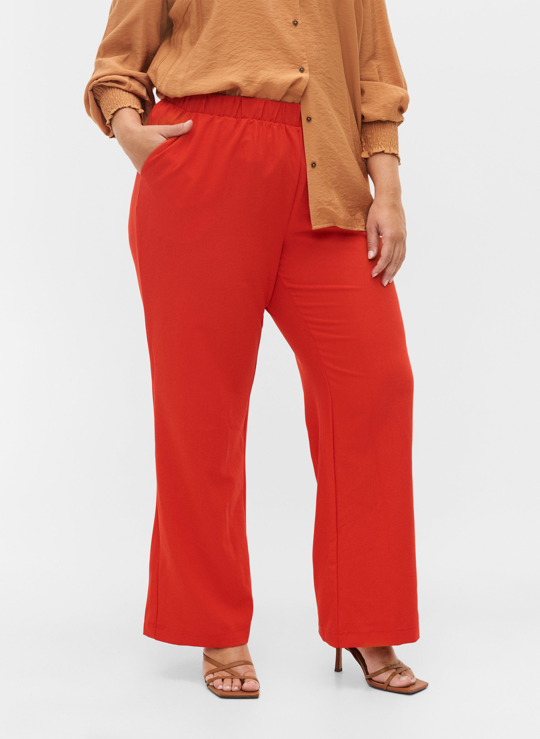 Zizzi Flared broek met elastiek in de taille, Rood, Model image number 3