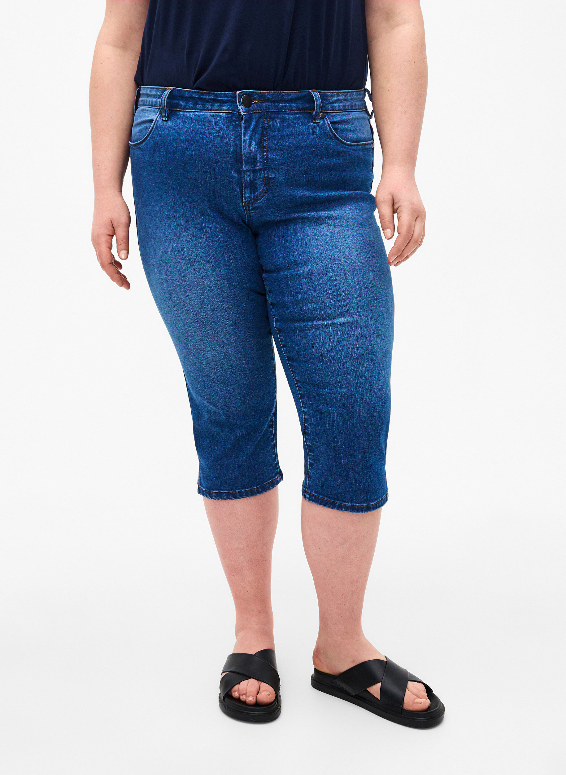 Zizzi Emily slim-fit denim capribroeken, Blue Denim, Model image number 2
