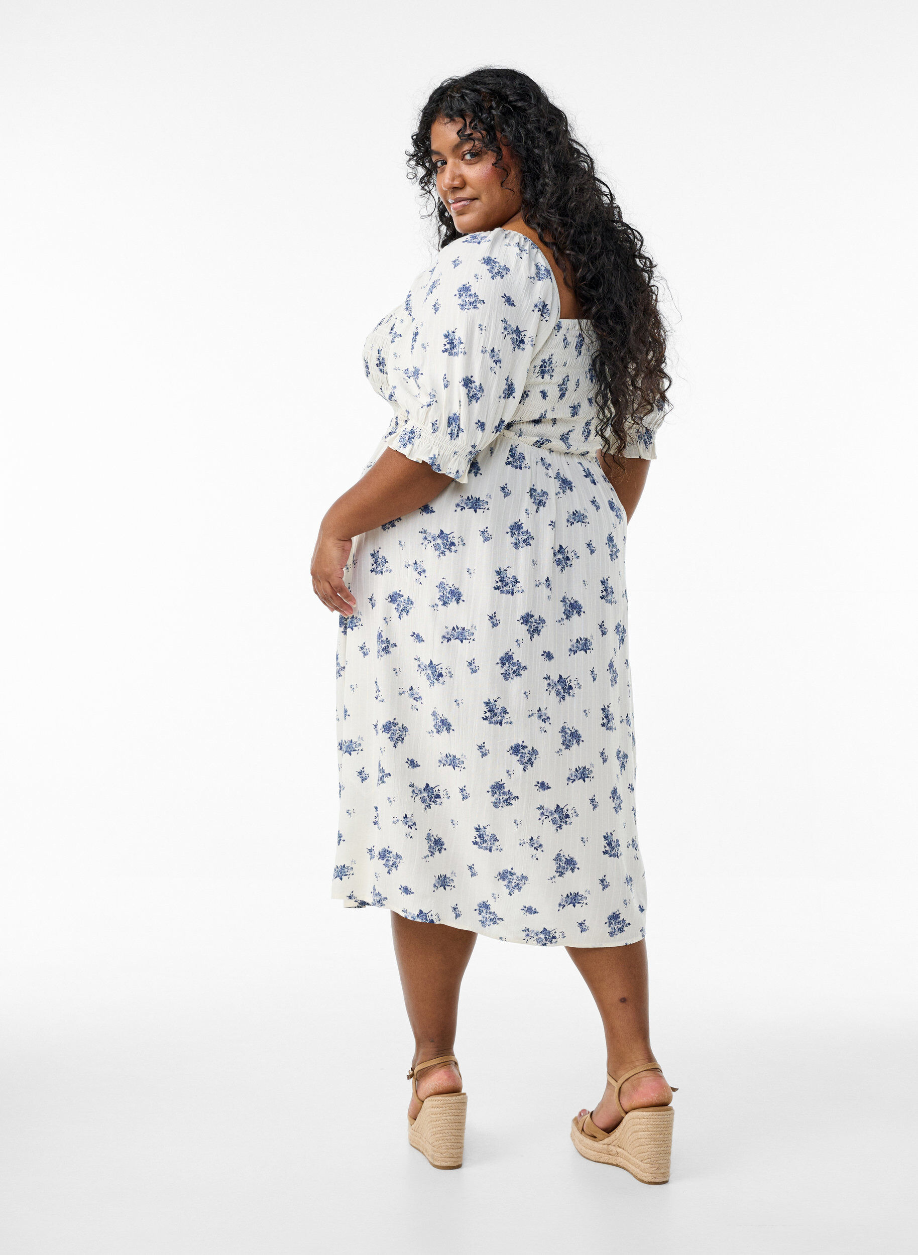 ZizziGebloemde viscose midi-jurk met smock, Wit, Model image number 1