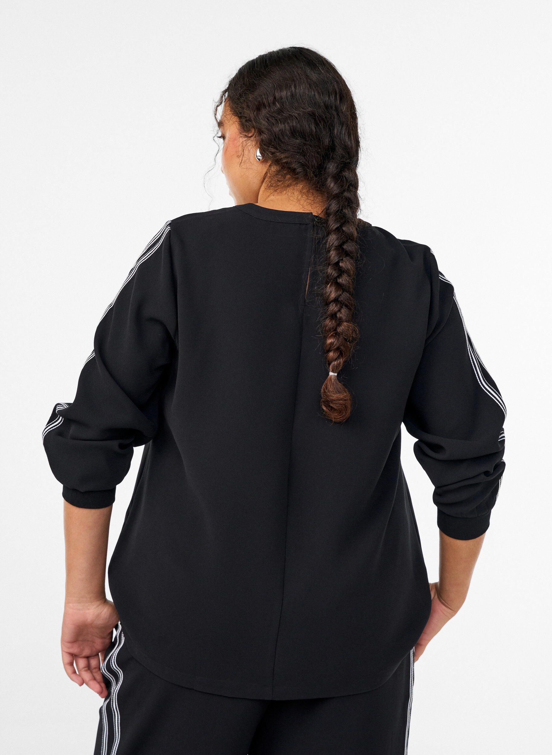Zizzi Blouse met streepdetaillering op de mouwen, Zwart, Model image number 2