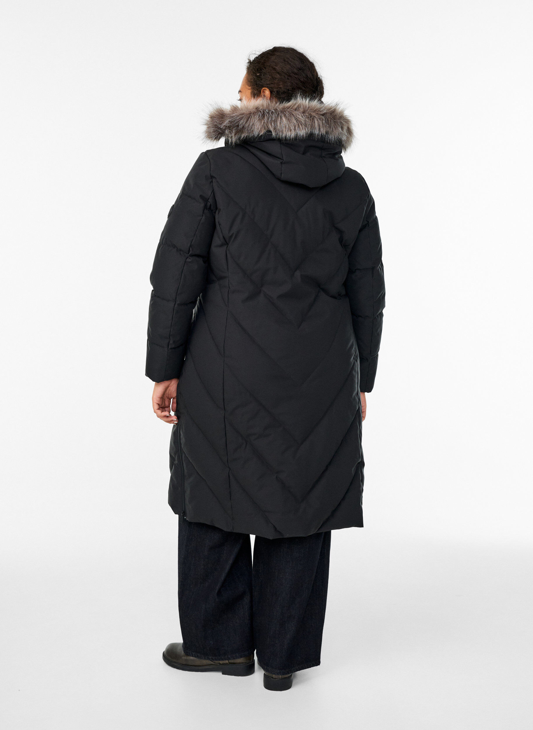 ZizziLange winterjas met haaksluitingen en een nep bontkraag, Zwart, Model image number 2