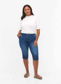 Slim fit capri jeans met zakken, Dark blue denim, Model