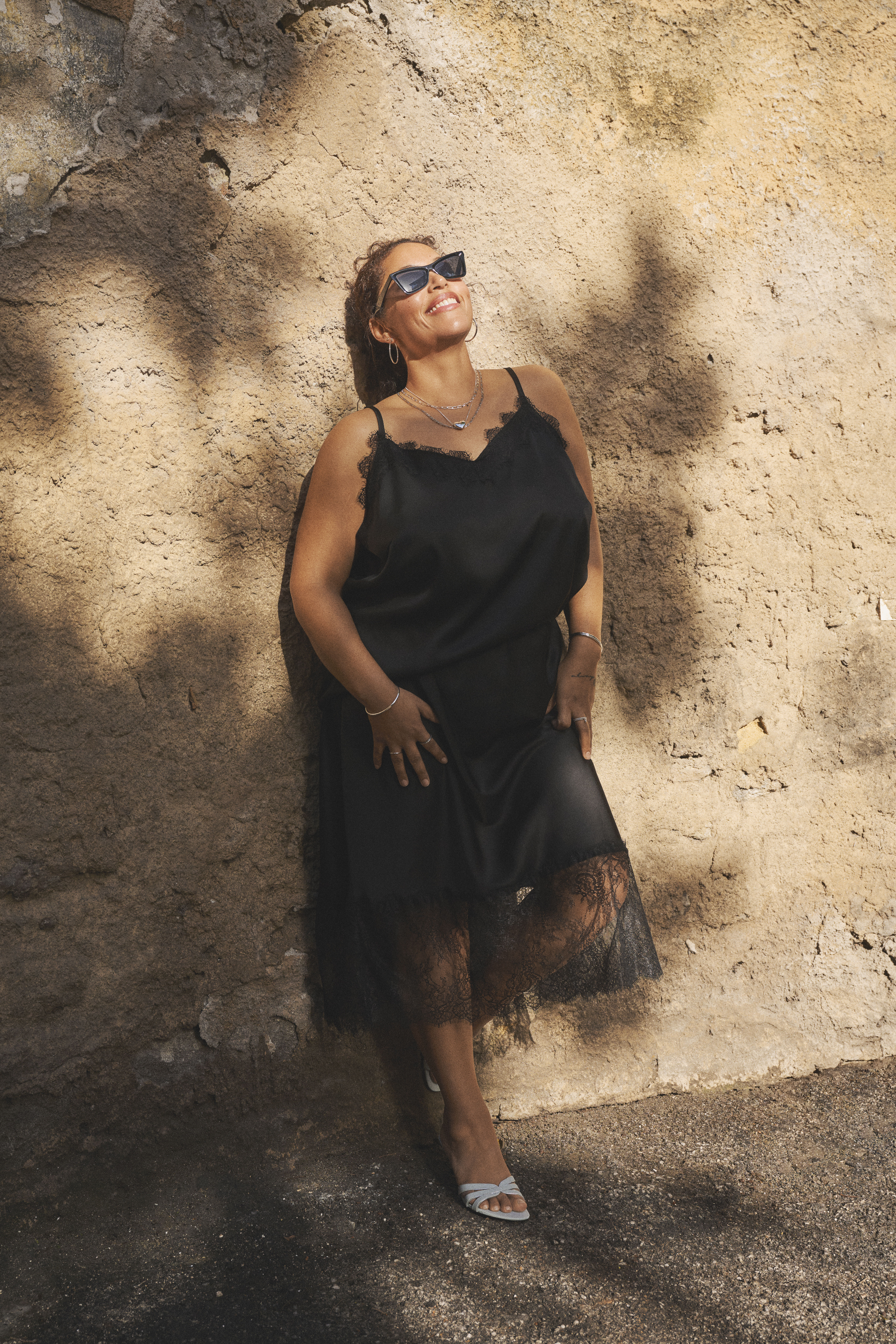 Zizzi Satijnlook met kanten randen, , Model