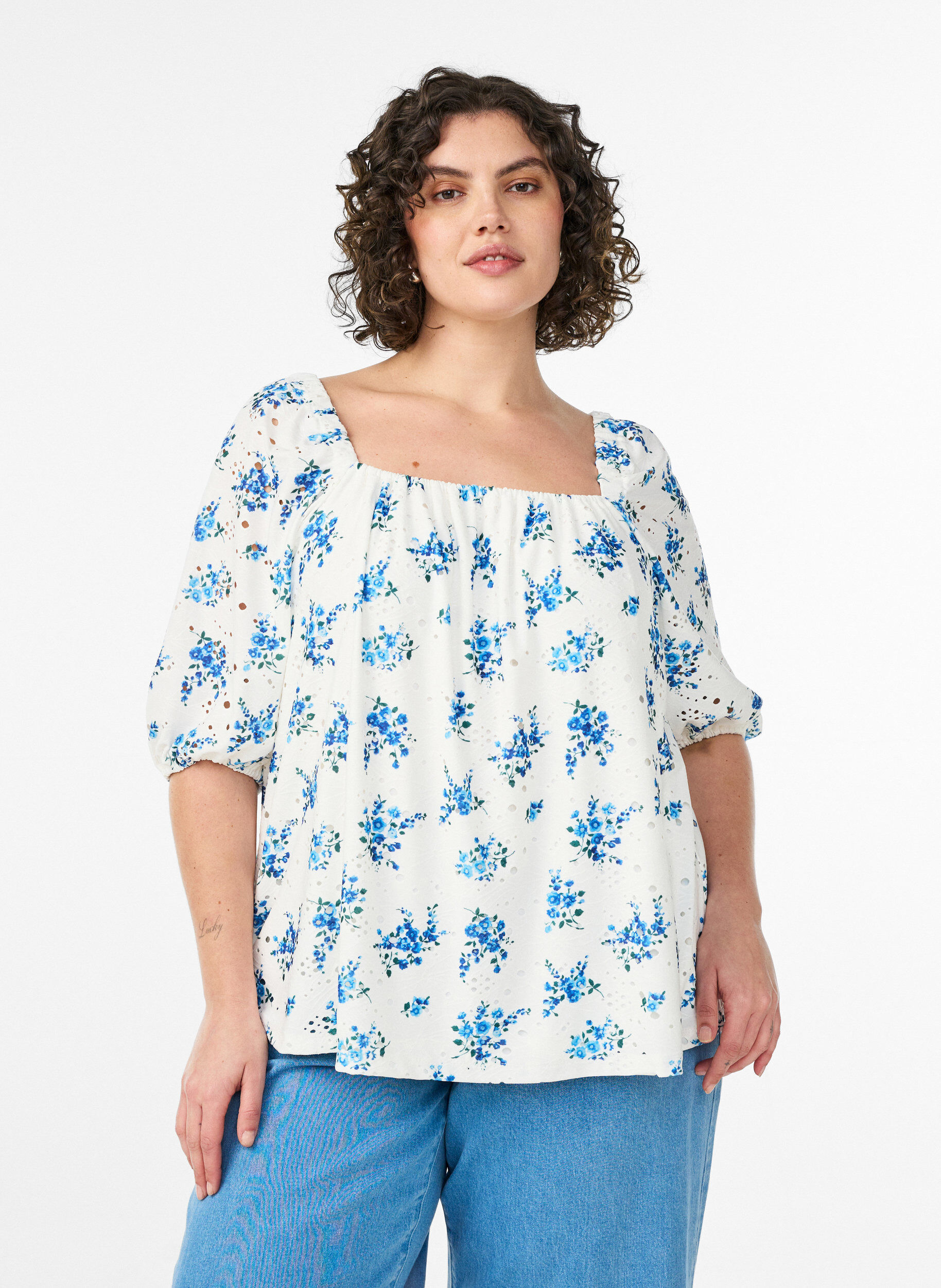Bloemenblouse met een vierkante halslijn en ajourborduursel, Wit, Model