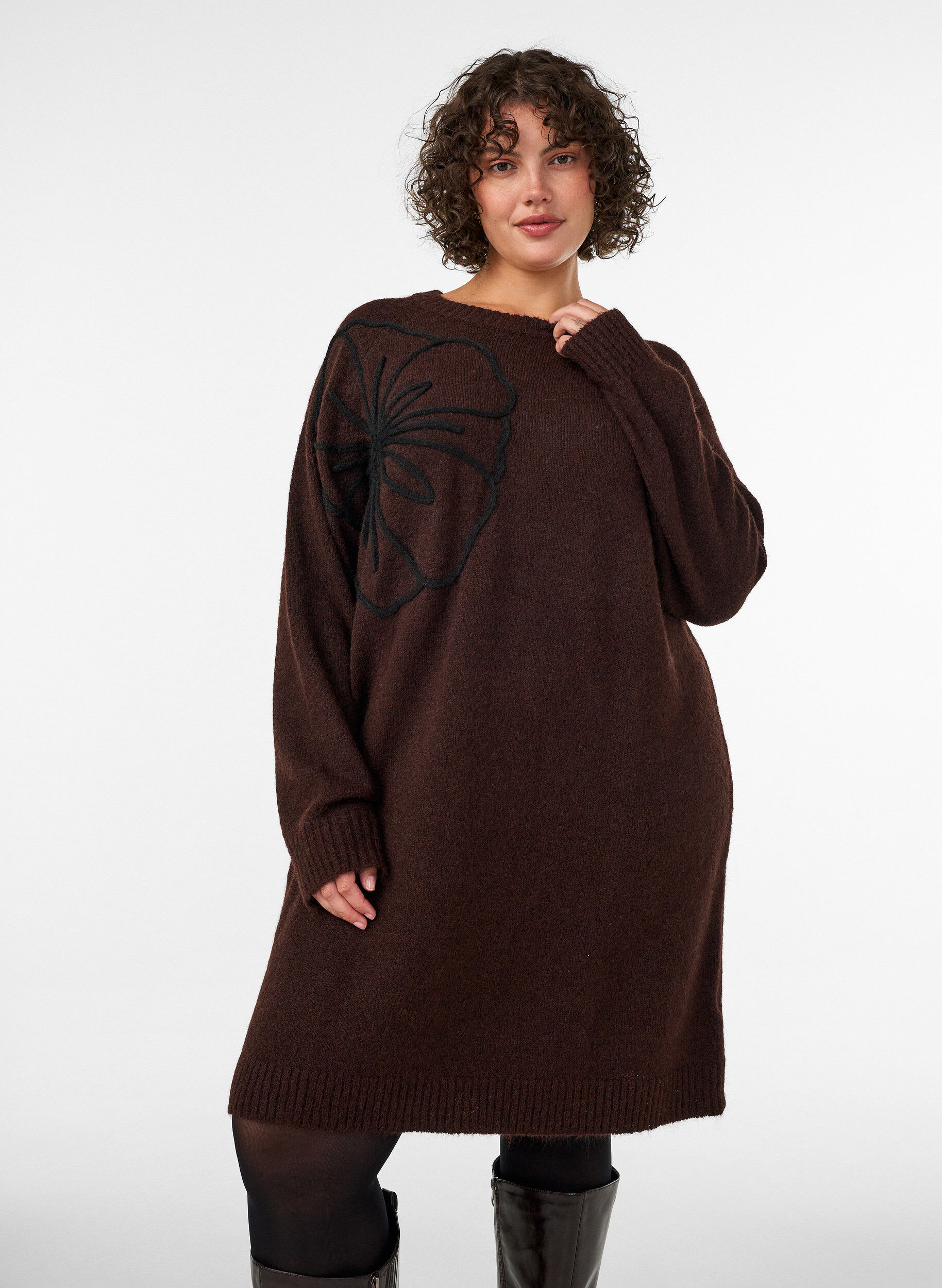 ZizziJumper jurk met grote bloem applicatie, Bruin, Model image number 0