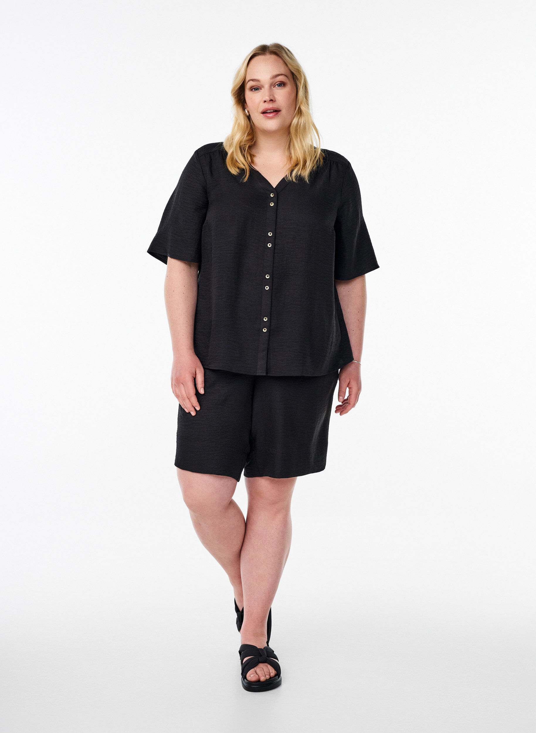 Zizzi Overhemd blouse met V-hals en korte mouwen, Zwart, Model image number 1