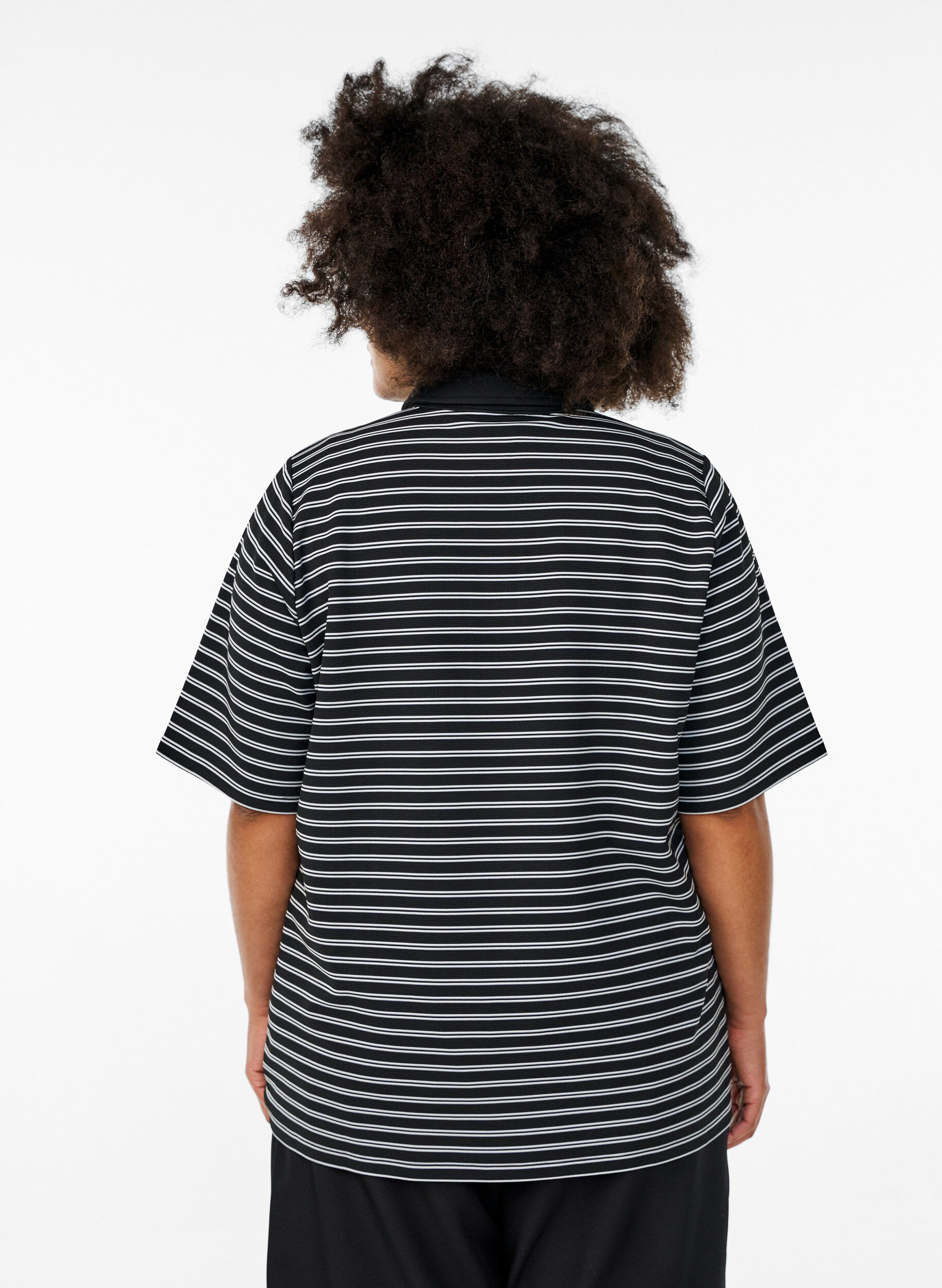 Zizzi Gestreept poloshirt met korte mouwen en rits, Zwart, Model image number 2
