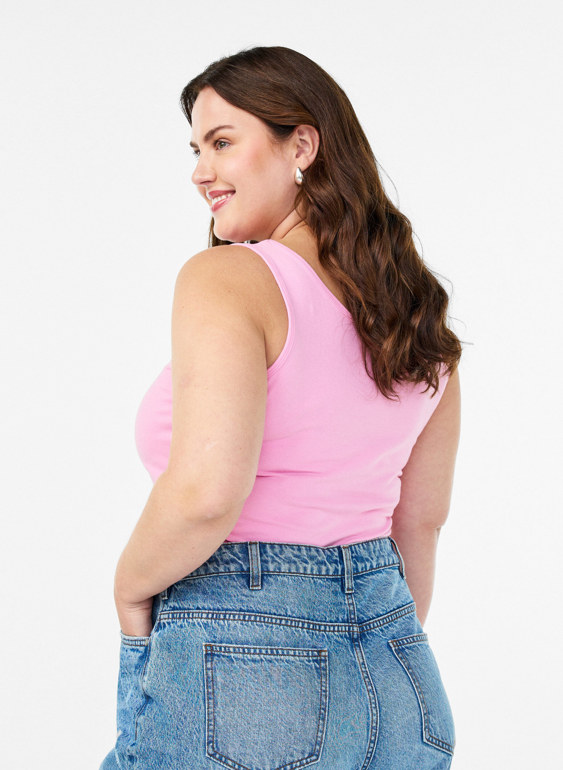 Zizzi Effen gekleurd basic top in katoen, Roze, Model image number 2