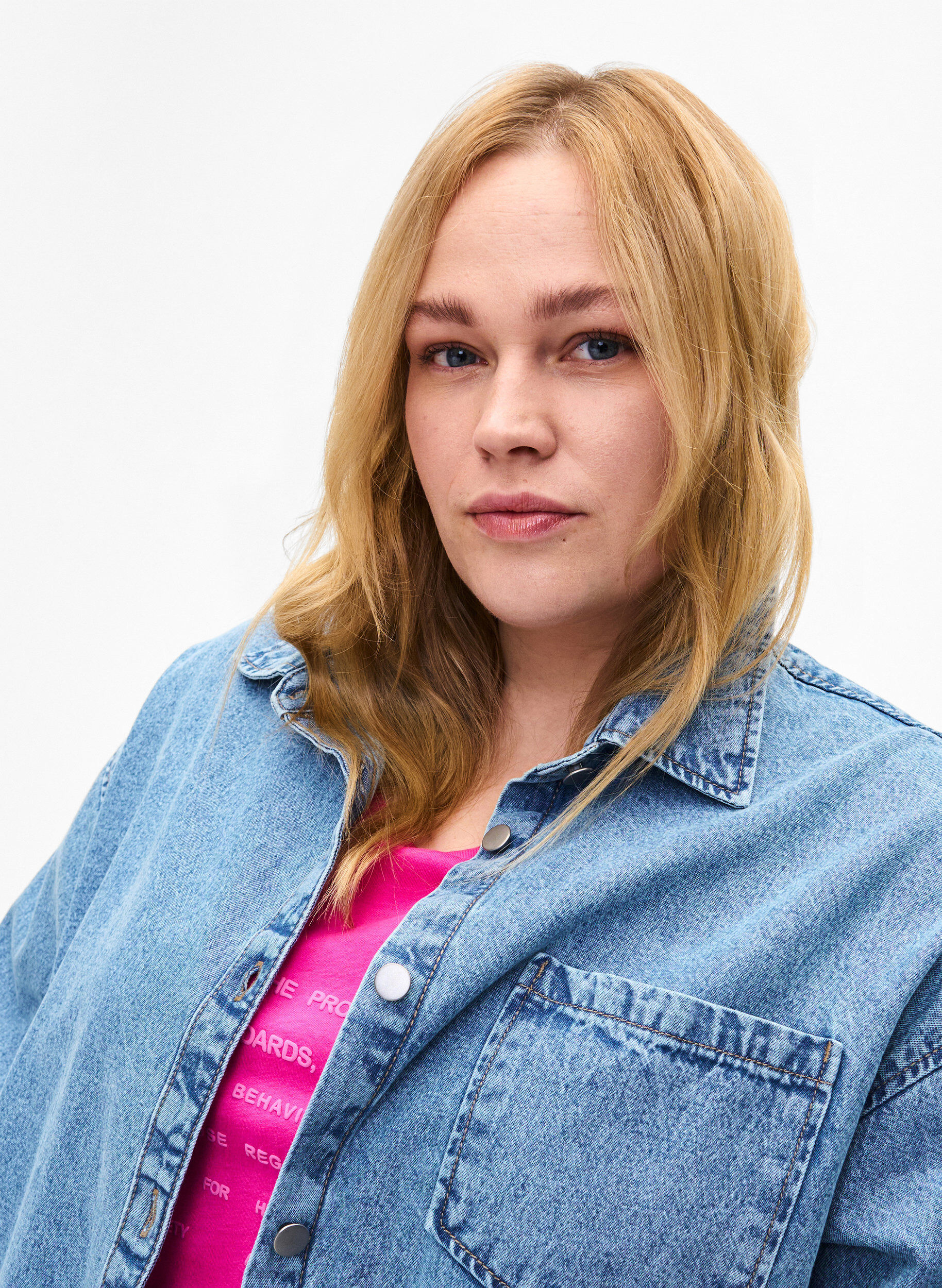 Zizzi Soepelvallend denim overhemd met borstzak, Light blue denim, Model image number 2