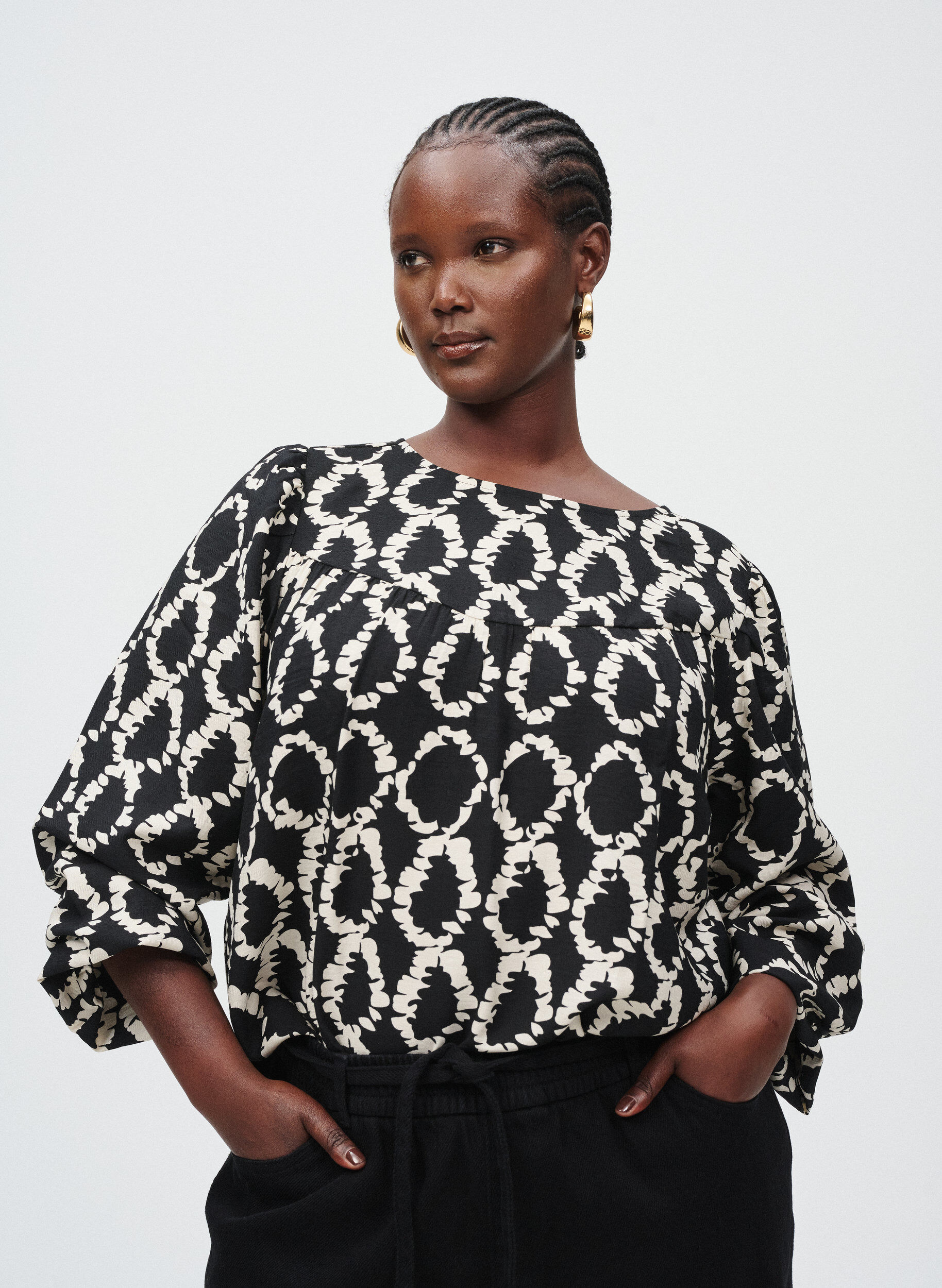 Zizzi Blouse met lange mouwen, print en strikjes, Zwart, Image image number 0