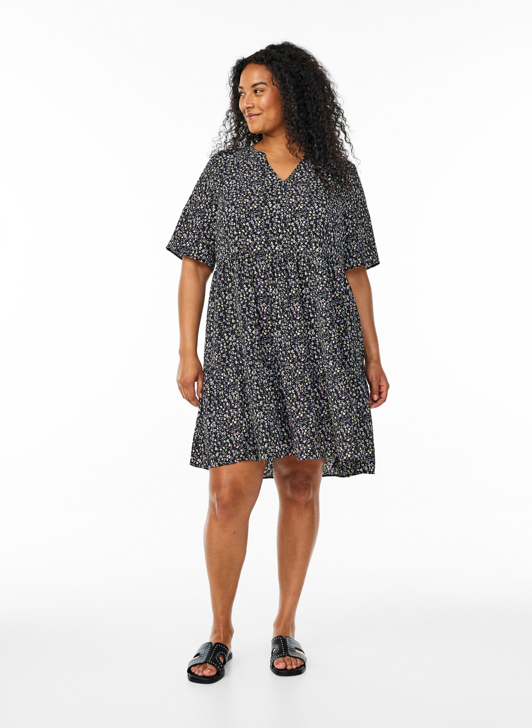 Zizzi Jurk met korte mouwen, A-lijn en snijlijnen, Zwart, Model image number 1