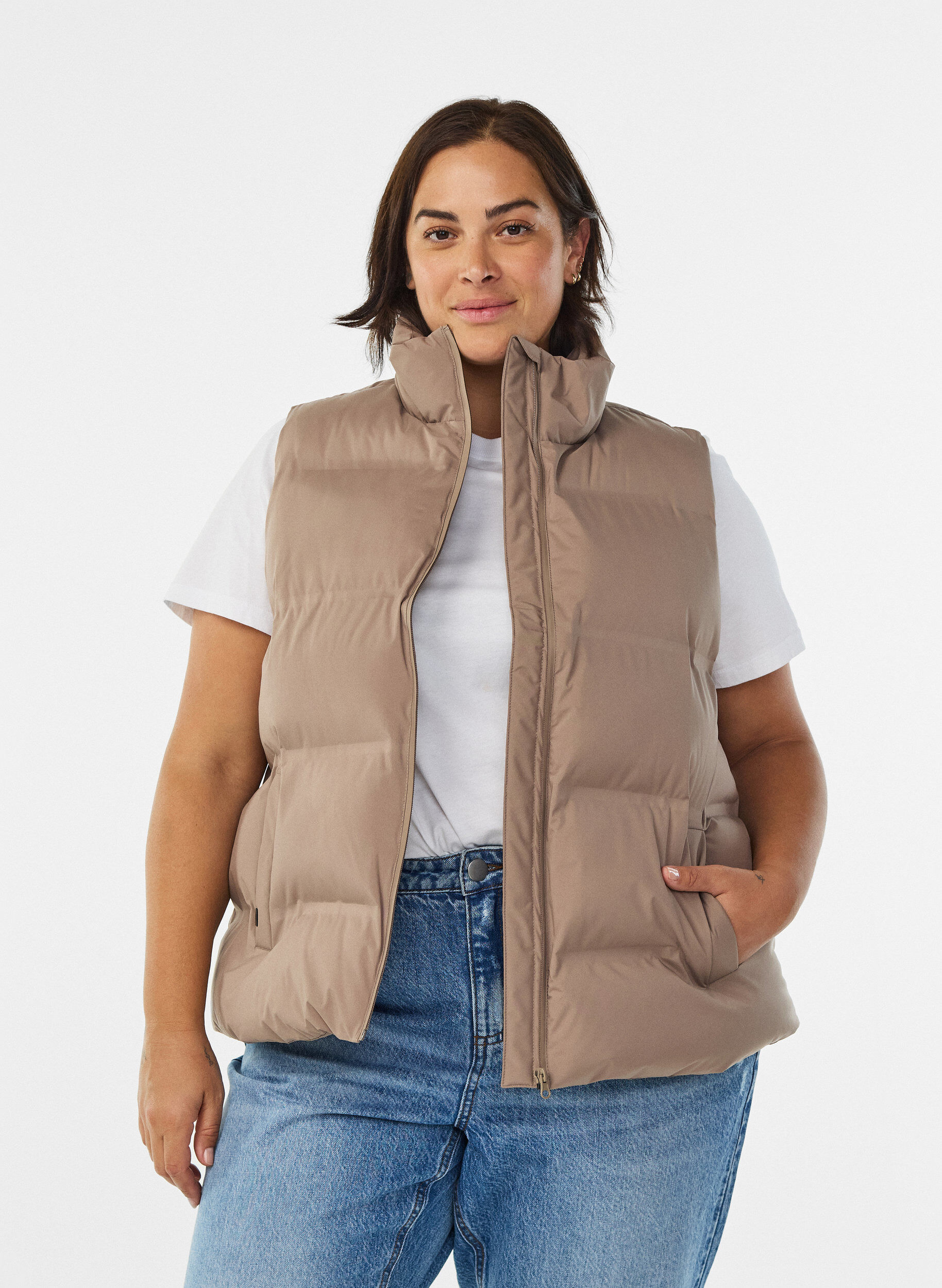 Korte puffer bodywarmer met hoge kraag, Bruin, Model