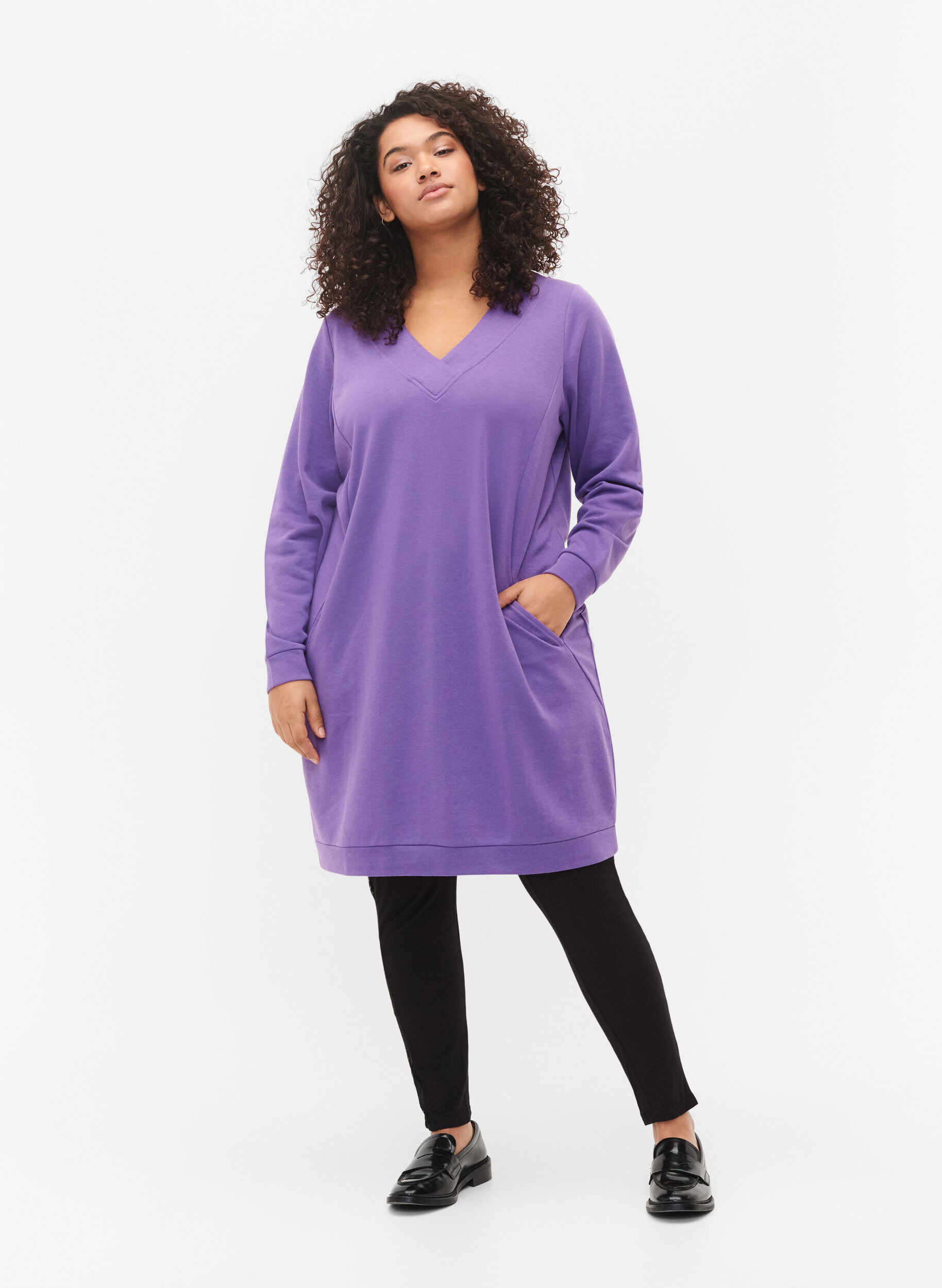 Zizzi Sweatshirt jurk met v-halslijn, Deep Lavender, Model image number 2