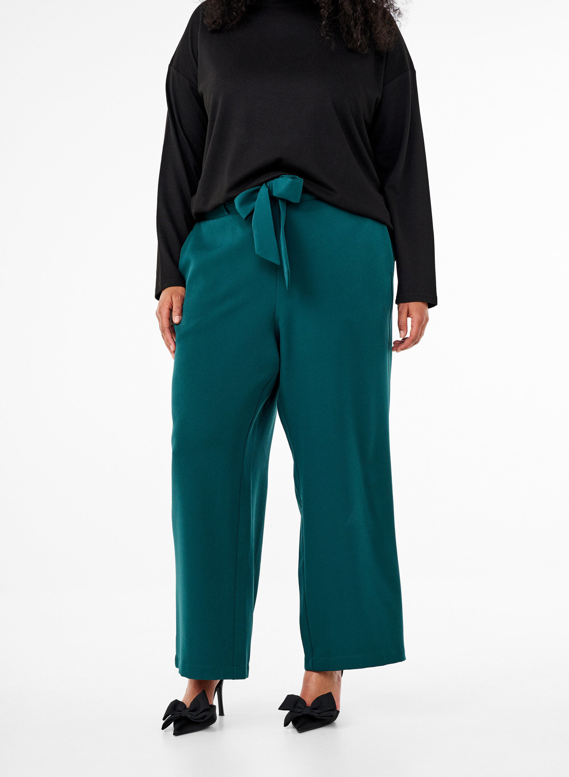Zizzi Luchtige broek met hoge taille en strikriem, Groen, Model image number 2