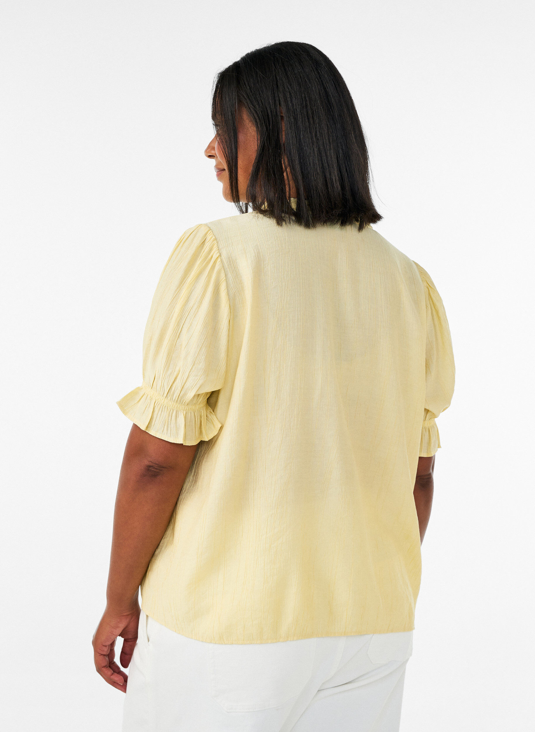 ZizziBlouse met korte mouwen in een viscosemix met textuur en ruchesmouwen, Geel, Model image number 2