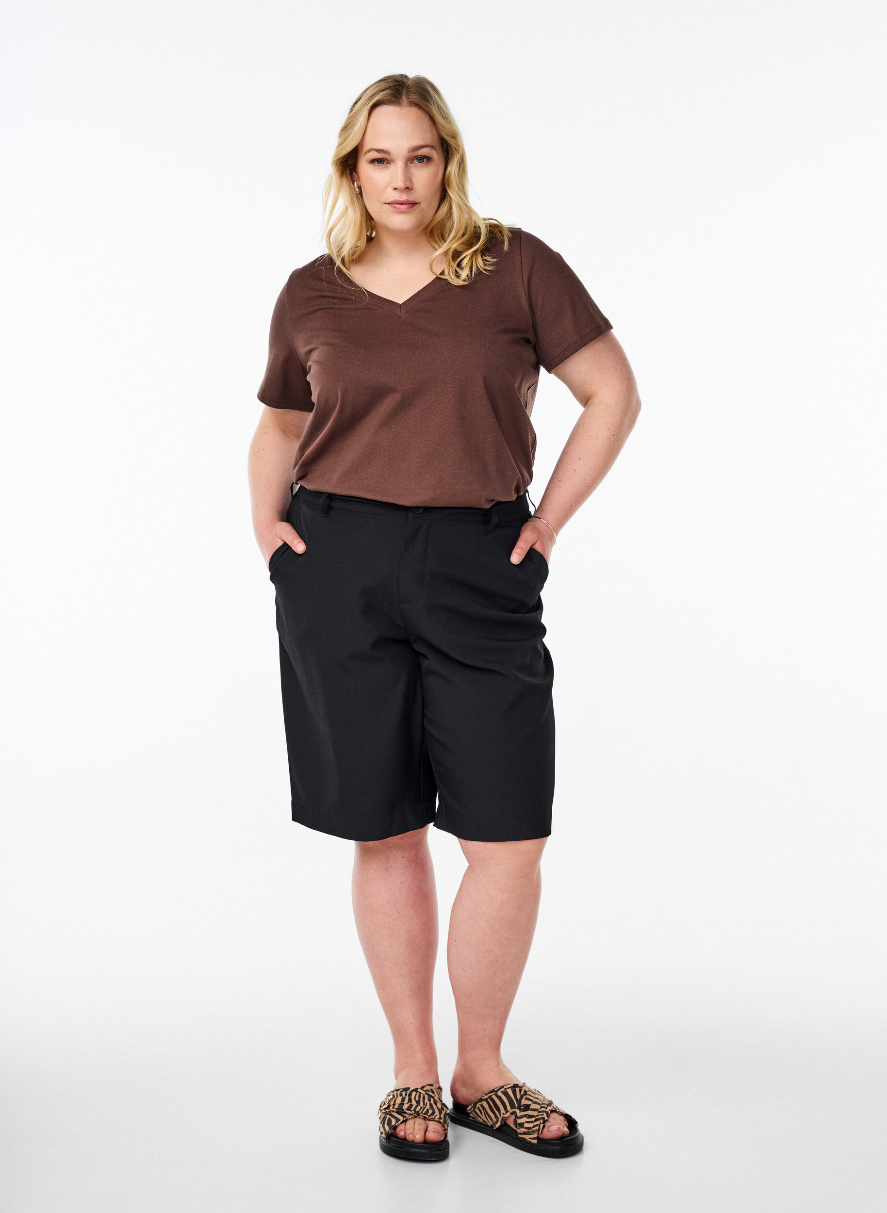 Zizzi Basis T-shirt van katoen met een V-hals, Bruin, Model image number 1