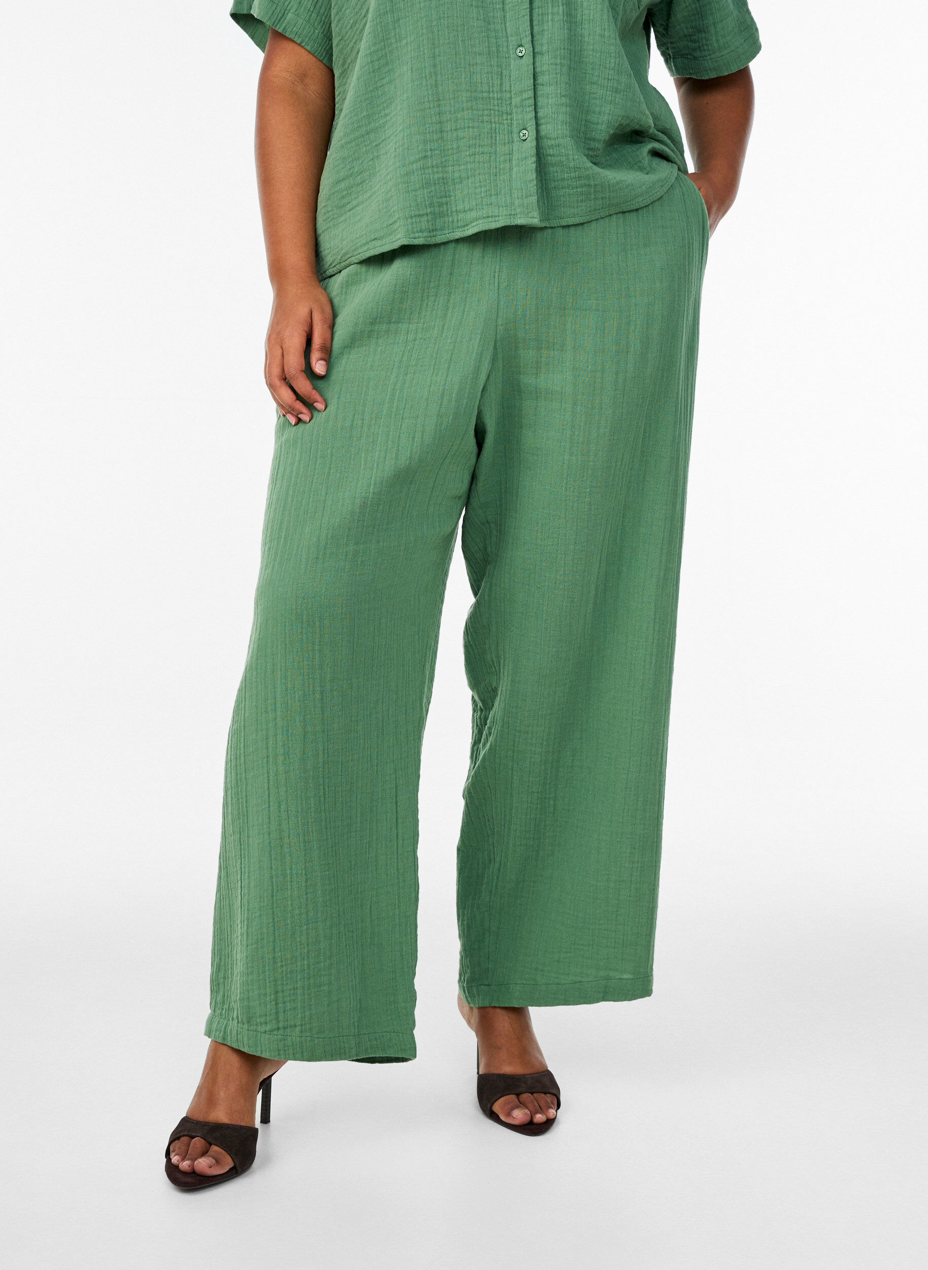 Zizzi High-waist katoenen mousseline broek met losse pijpen, Groen, Model image number 2