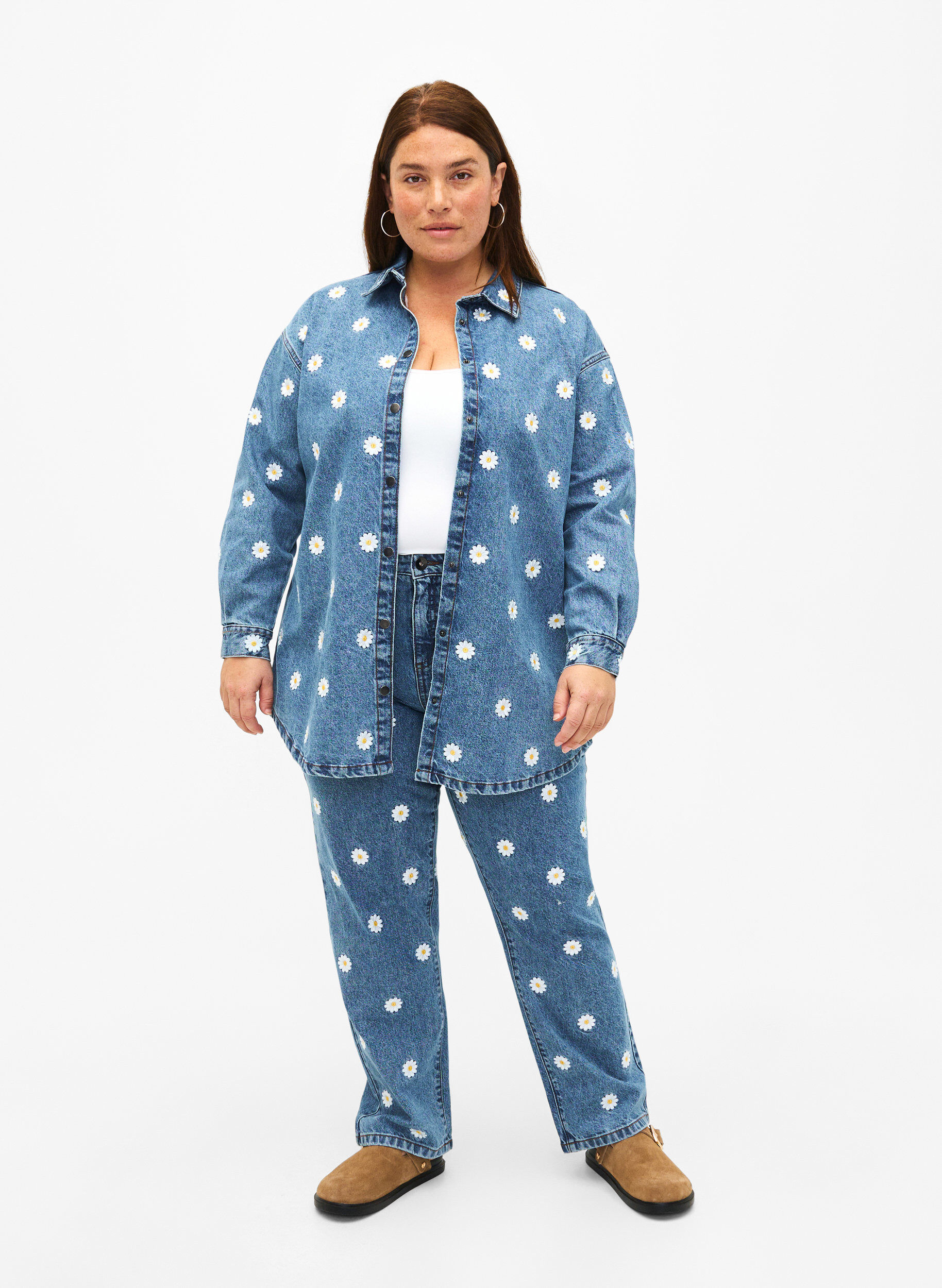 Zizzi Losse spijkerblouse met geborduurde madeliefjes, L.B. Flower, Model image number 2