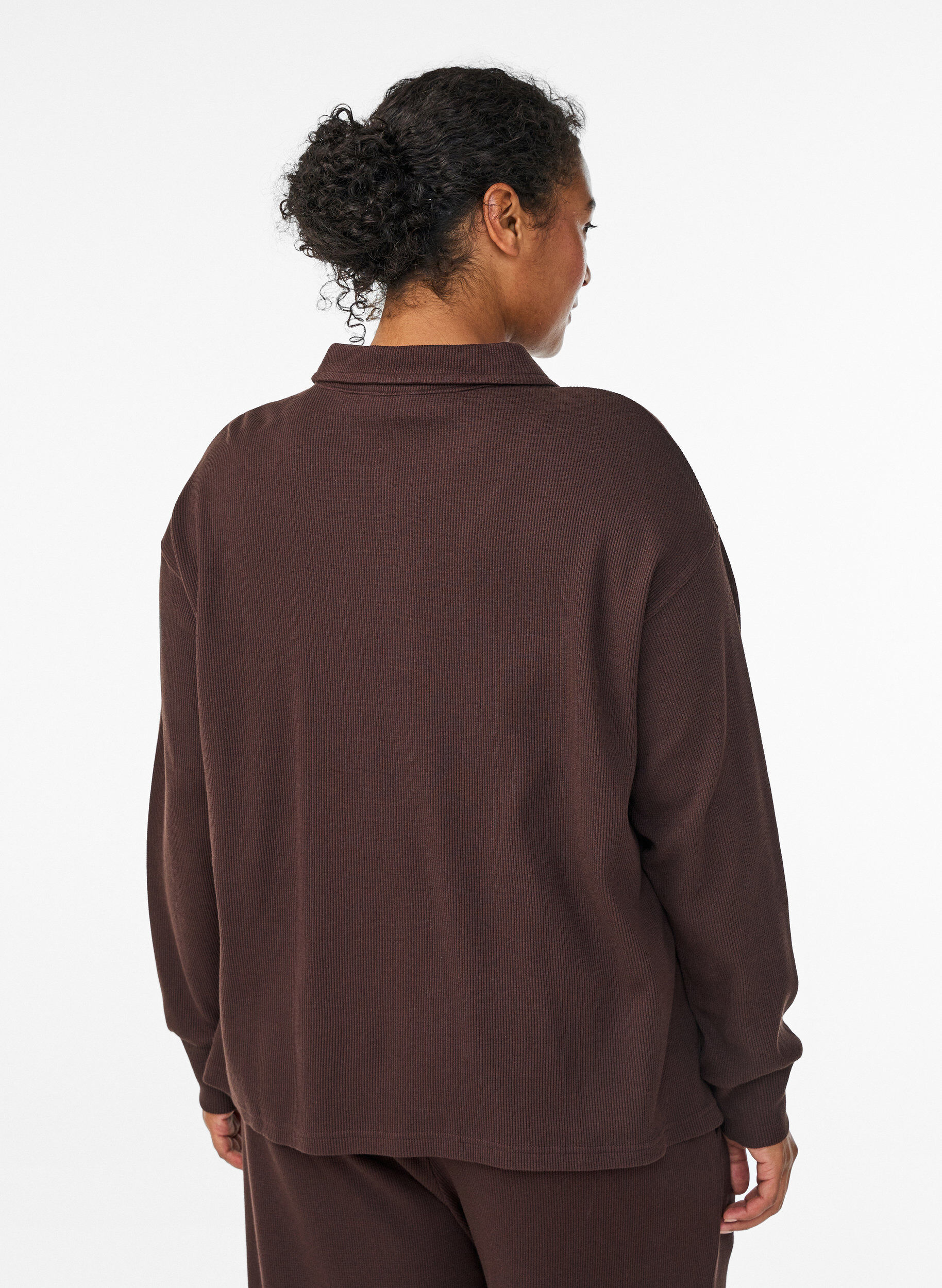 Zizzi Geribde jersey poloshirt met lange mouwen, Bruin, Model image number 2