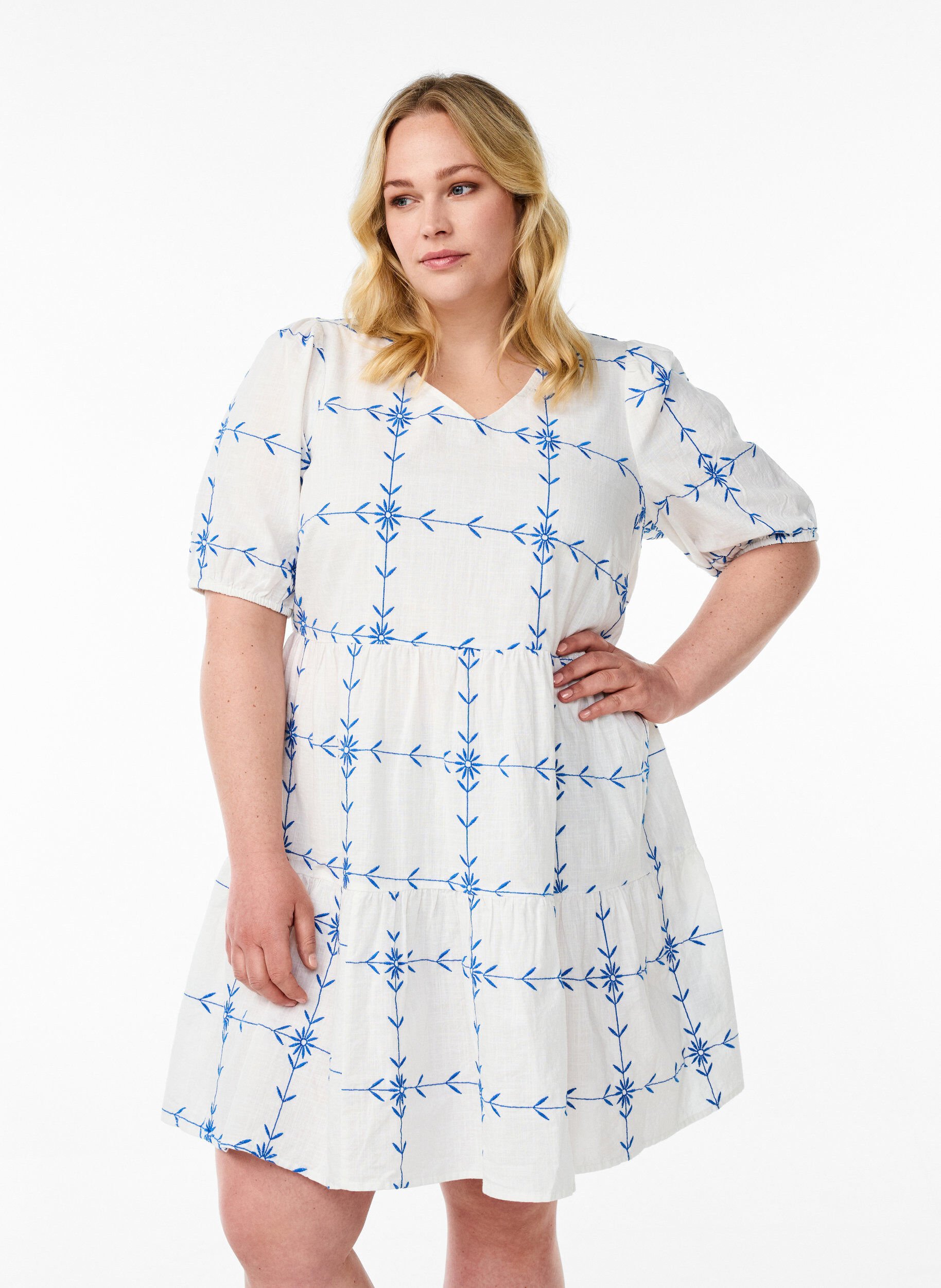 Zizzi Korte jurk met V-hals en borduurwerk, Wit, Model image number 0