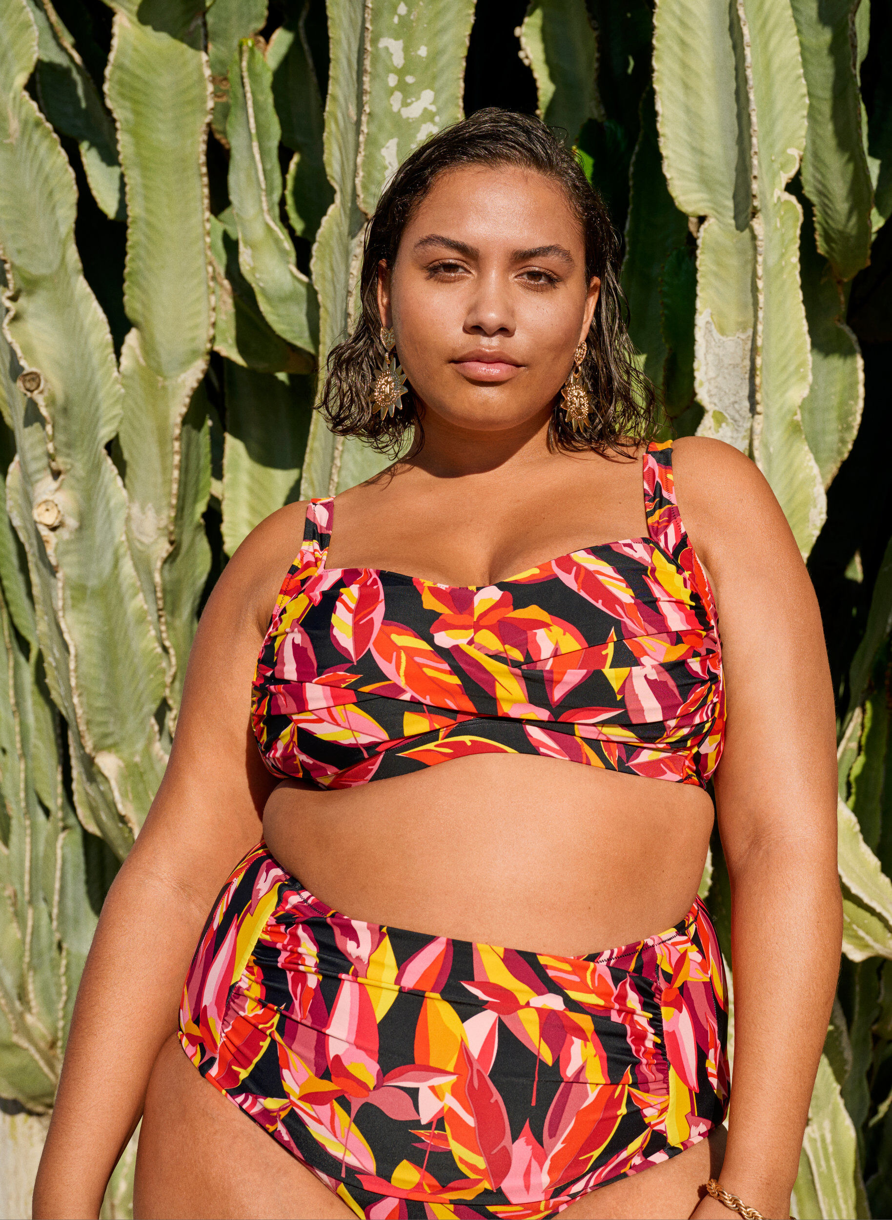 Zizzi Bikinibroekje met print en een hoge taille, Rood, Image image number 0