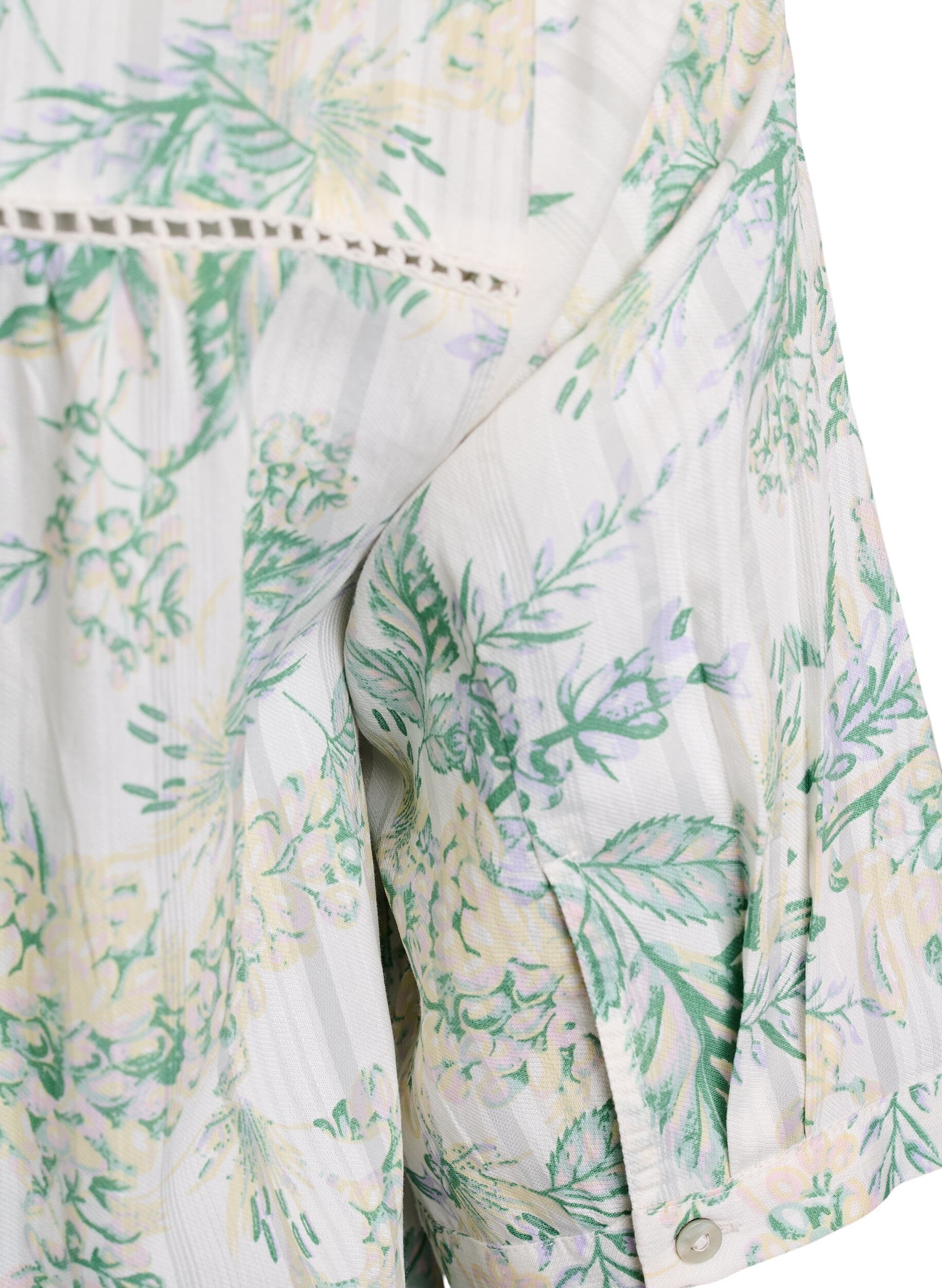Zizzi Korte viscose jurk met kanten afwerking en een A-lijn snit, Wit, Packshot image number 3
