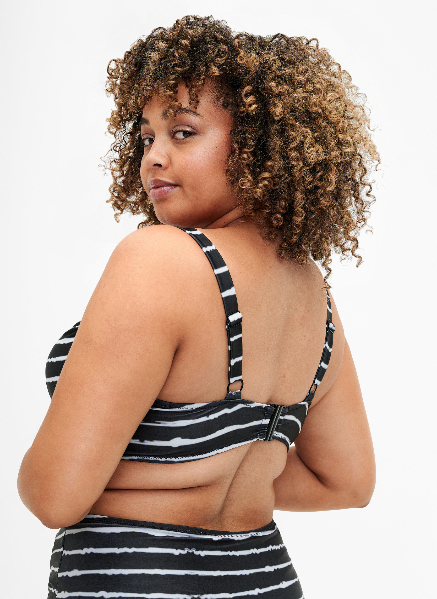 Zizzi Bikini beha met opdruk en beugel, Black White Stripe, Model image number 1