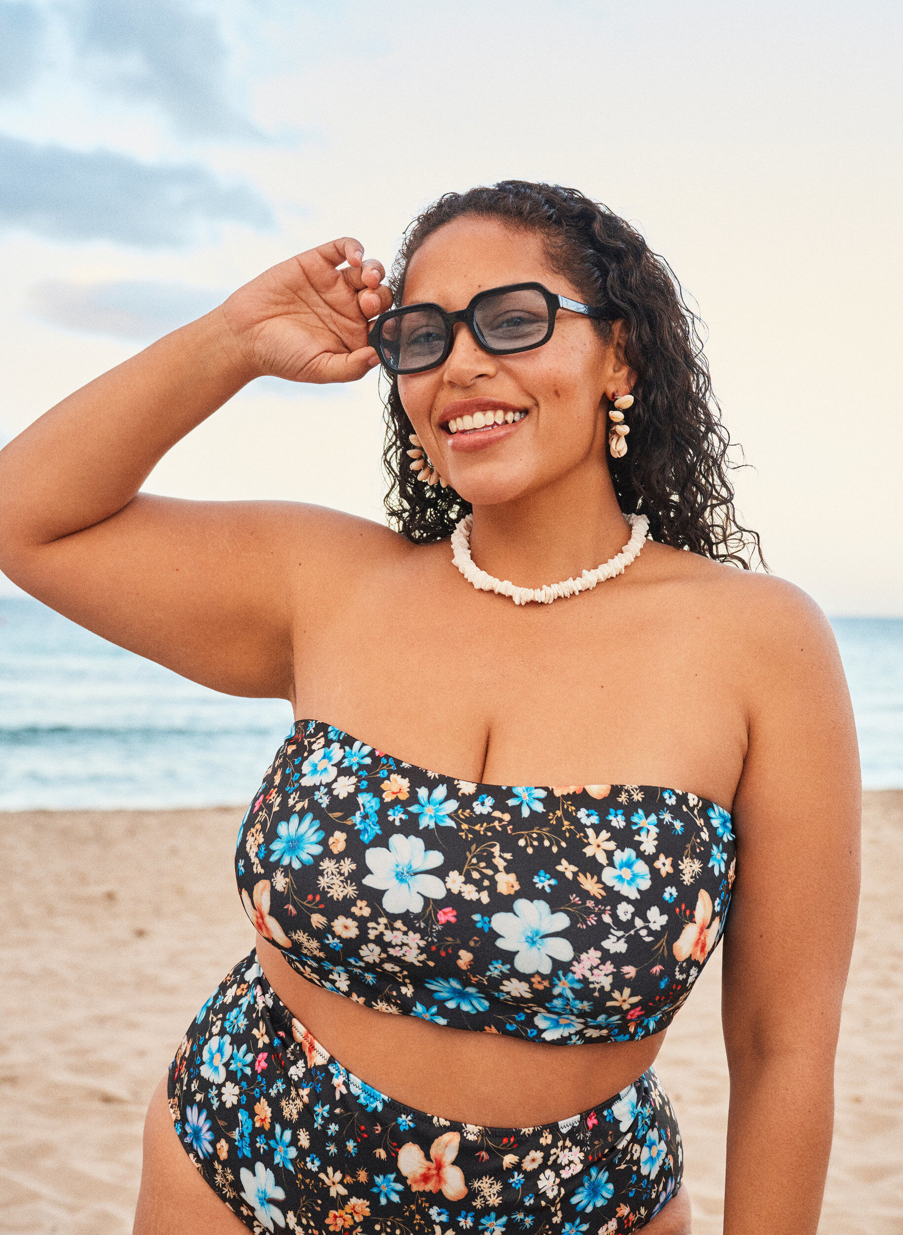 Zizzi Bloemen bandeau bikinitop, Blauw, Image image number 0