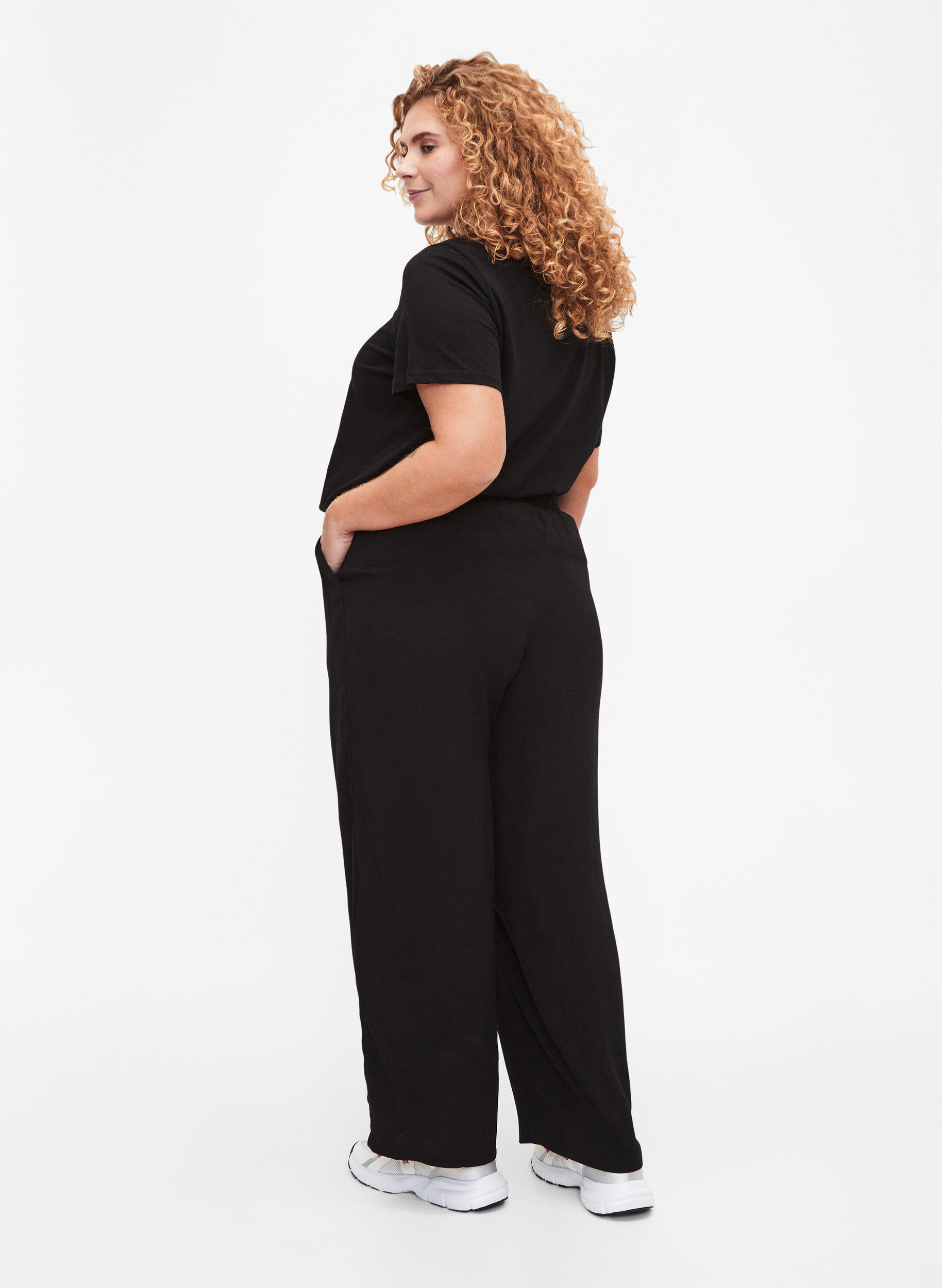 Zizzi Losse viscose broek met zakken, Zwart, Model image number 1