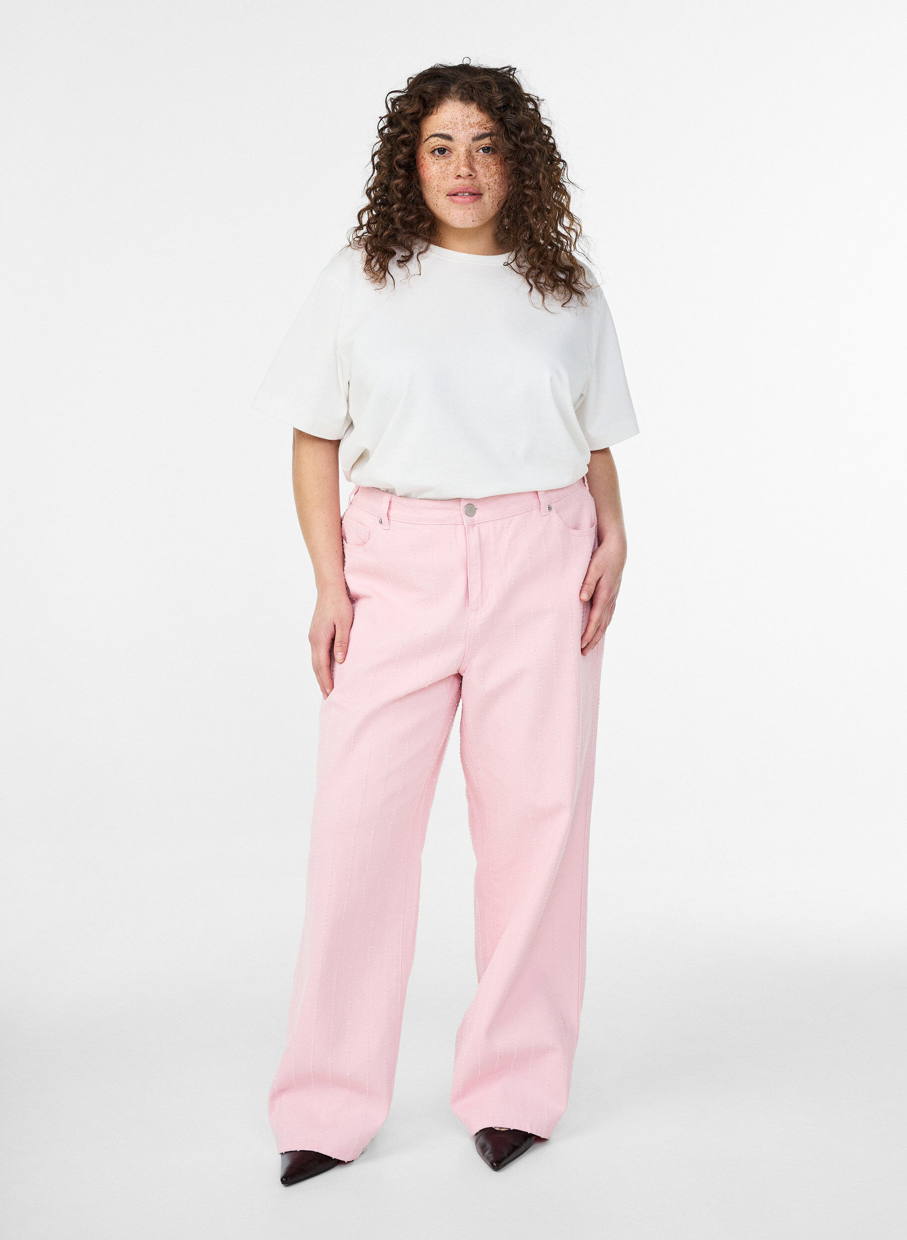 Zizzi Myra jeans in gekleurd denim met wide fit en een gestructureerd patroon, Rood, Model image number 0