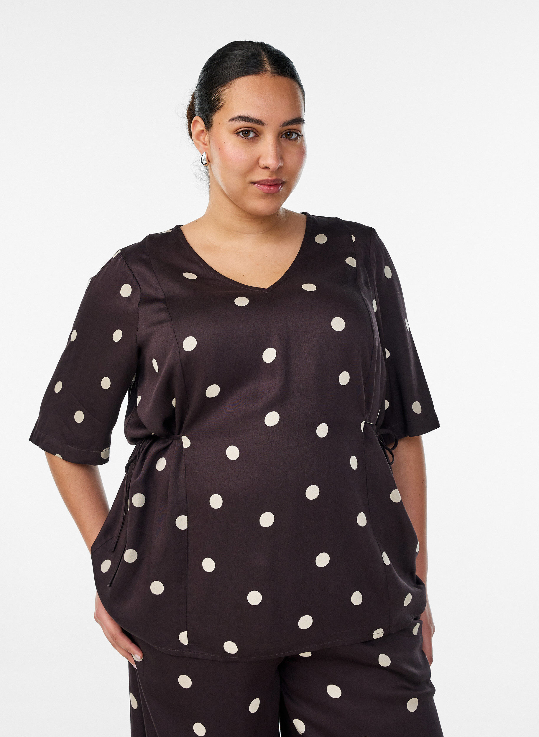 ZizziPolkadot viscose blouse met V-hals en striksluiting, Bruin, Model image number 0