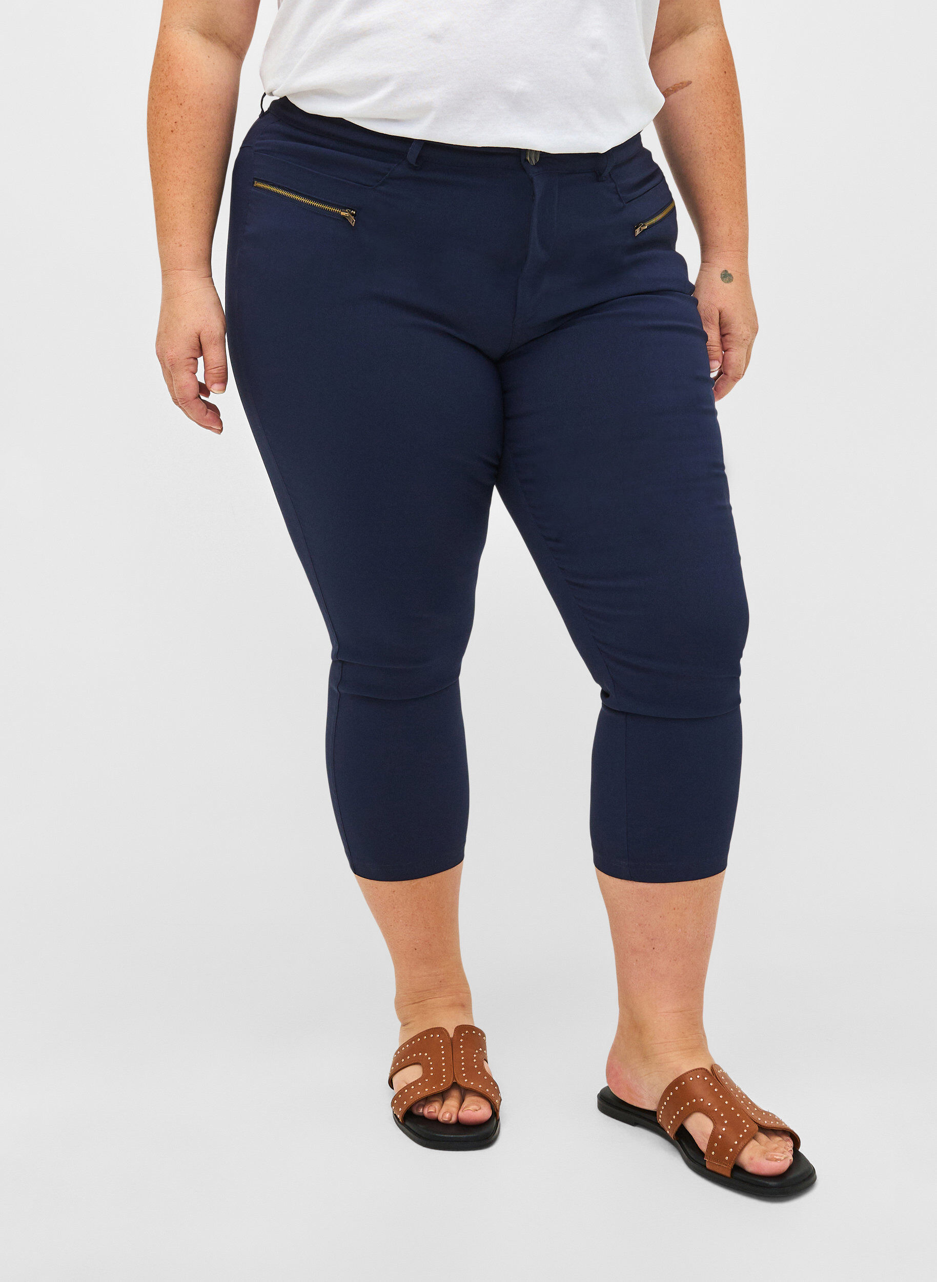 Zizzi Nauwsluitende capri broek in viscosemix, Blauw, Model image number 2