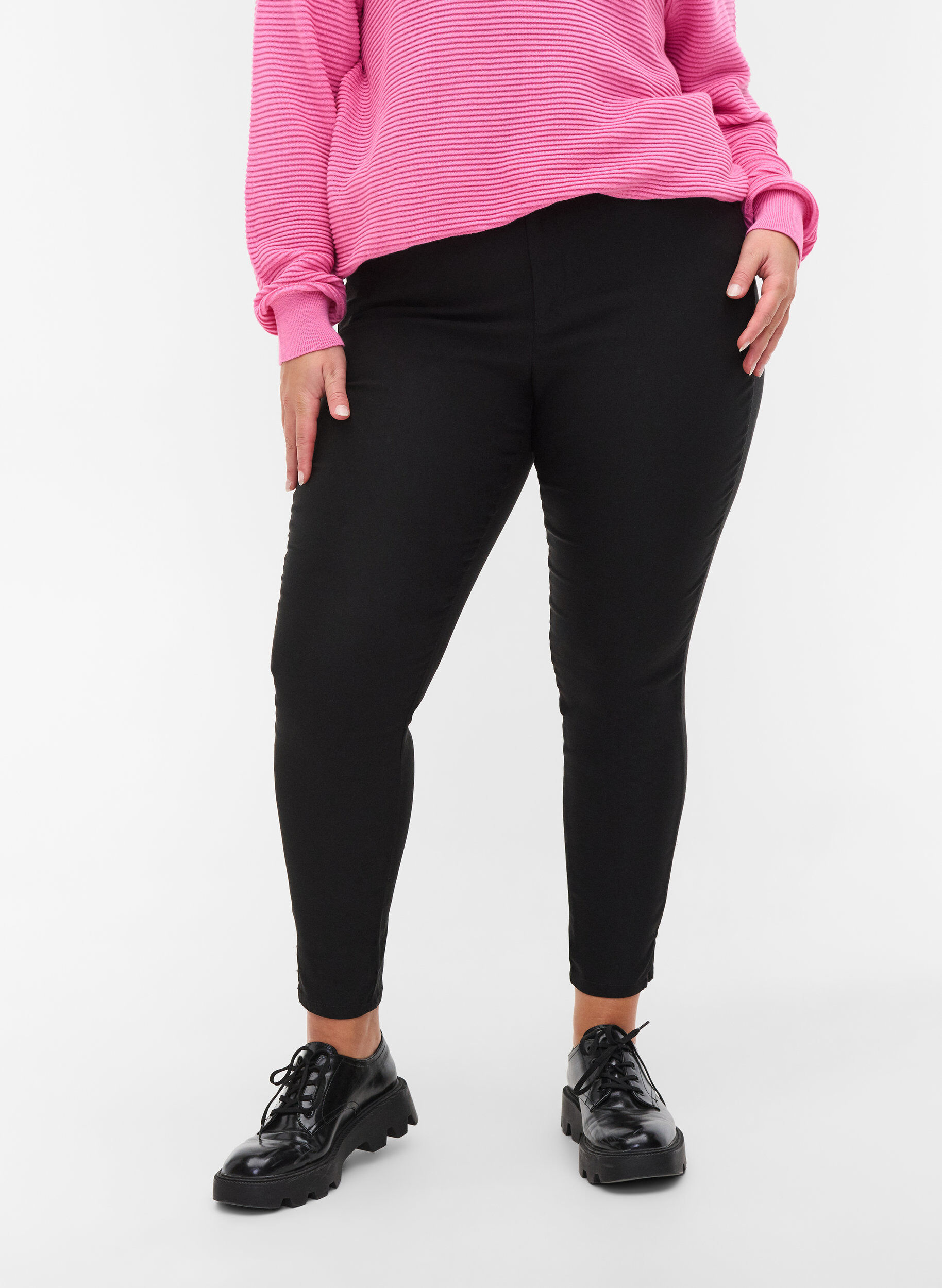 Zizzi Cropped broek met een lichte glans, Black, Model image number 2