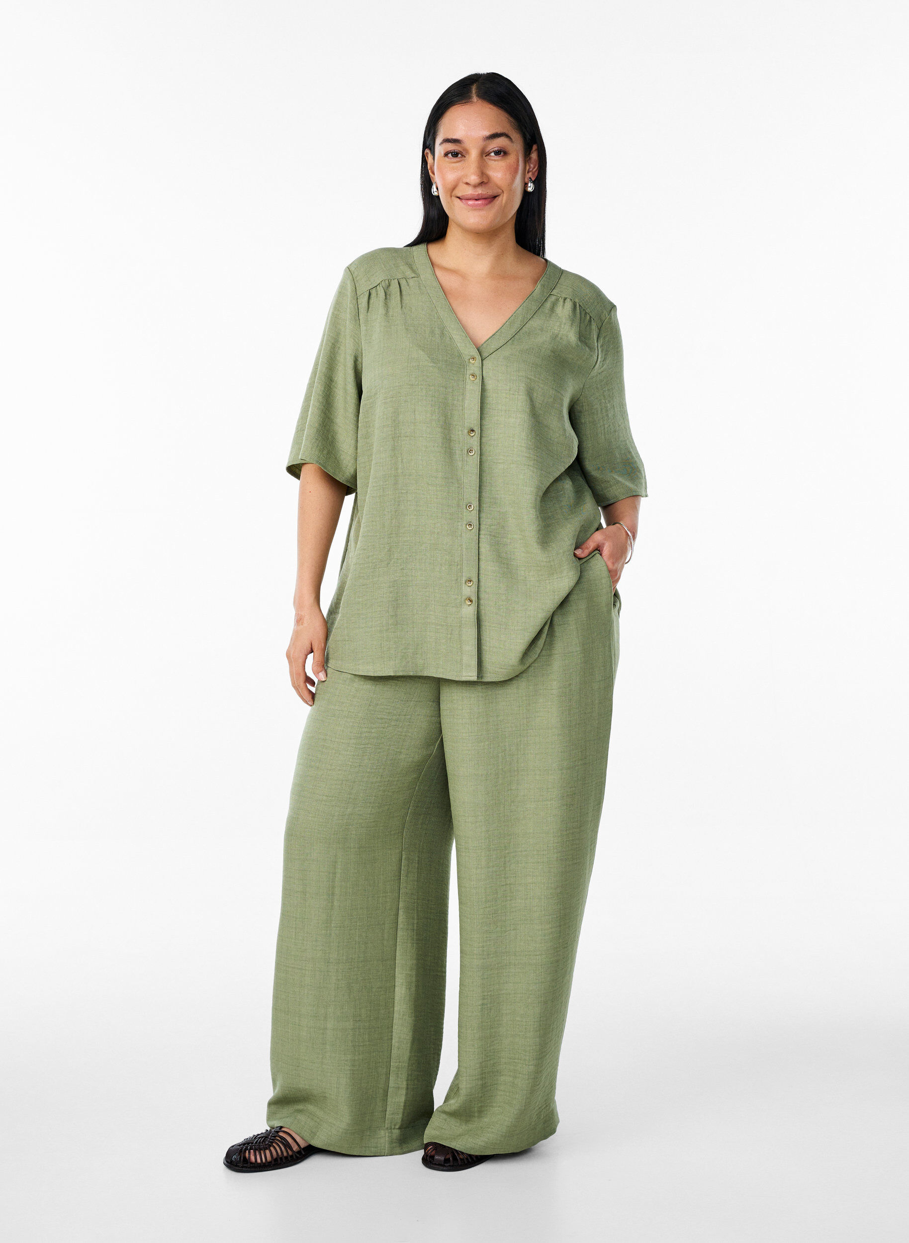 ZizziLosse broek met elastische tailleband en zakken, Groen, Model image number 0
