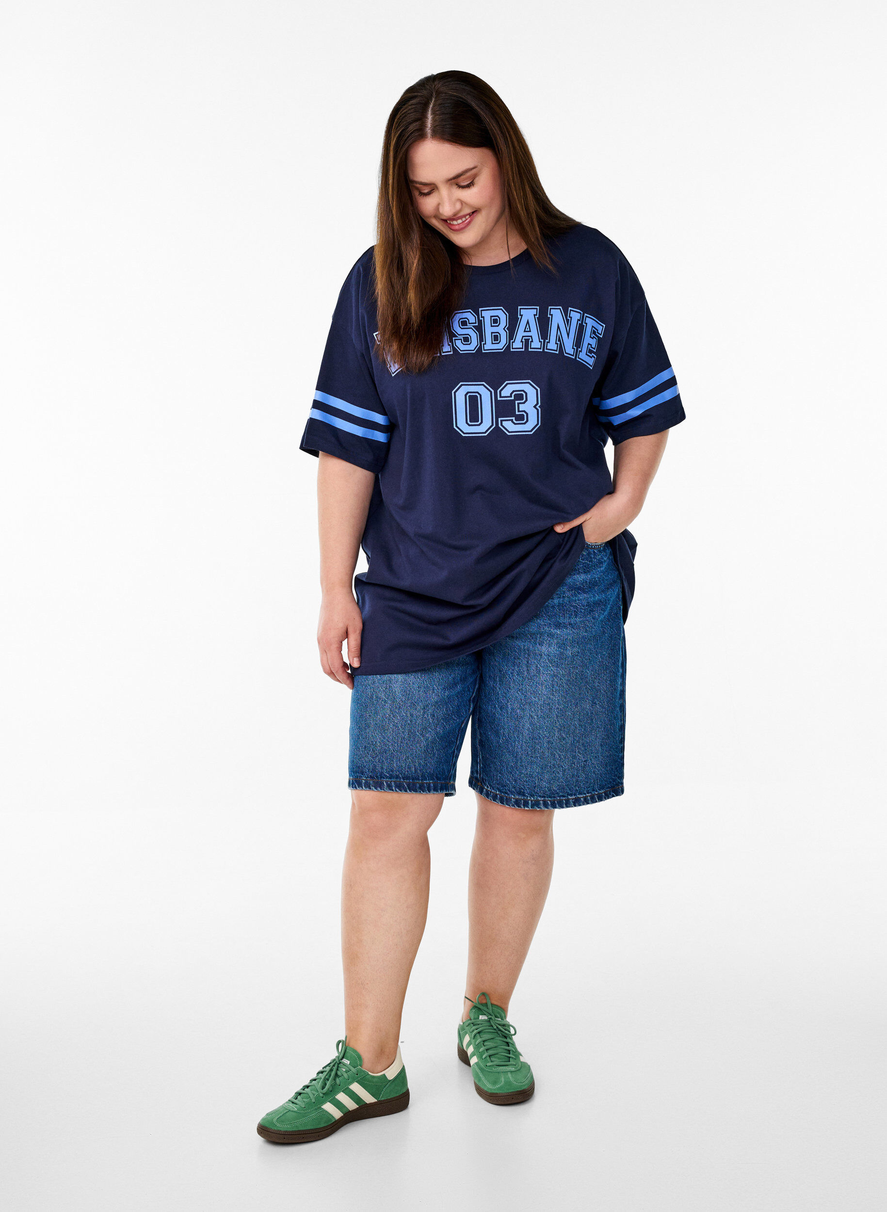 Zizzi Sportief oversized college T-shirt, Blauw, Model image number 1